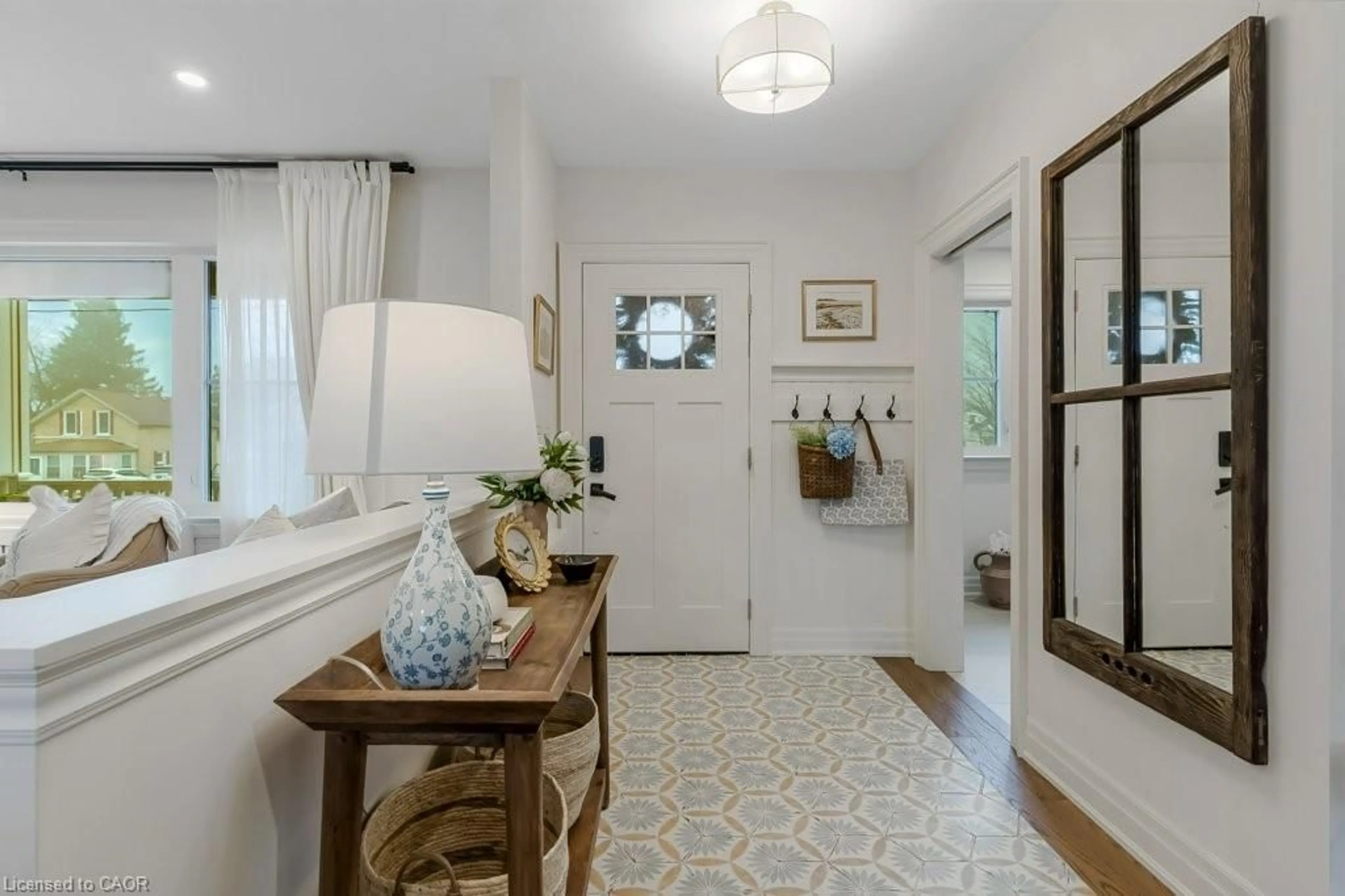 Indoor entryway for 252 Shepherd Ave, Cambridge Ontario N3C 1T8