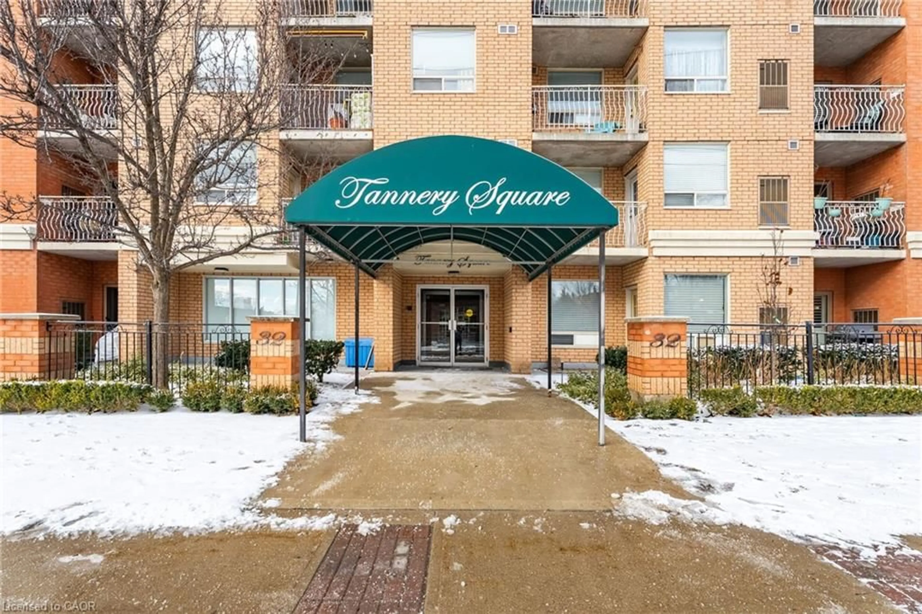 Indoor foyer for 32 Tannery St #506, Mississauga Ontario L5M 6T6