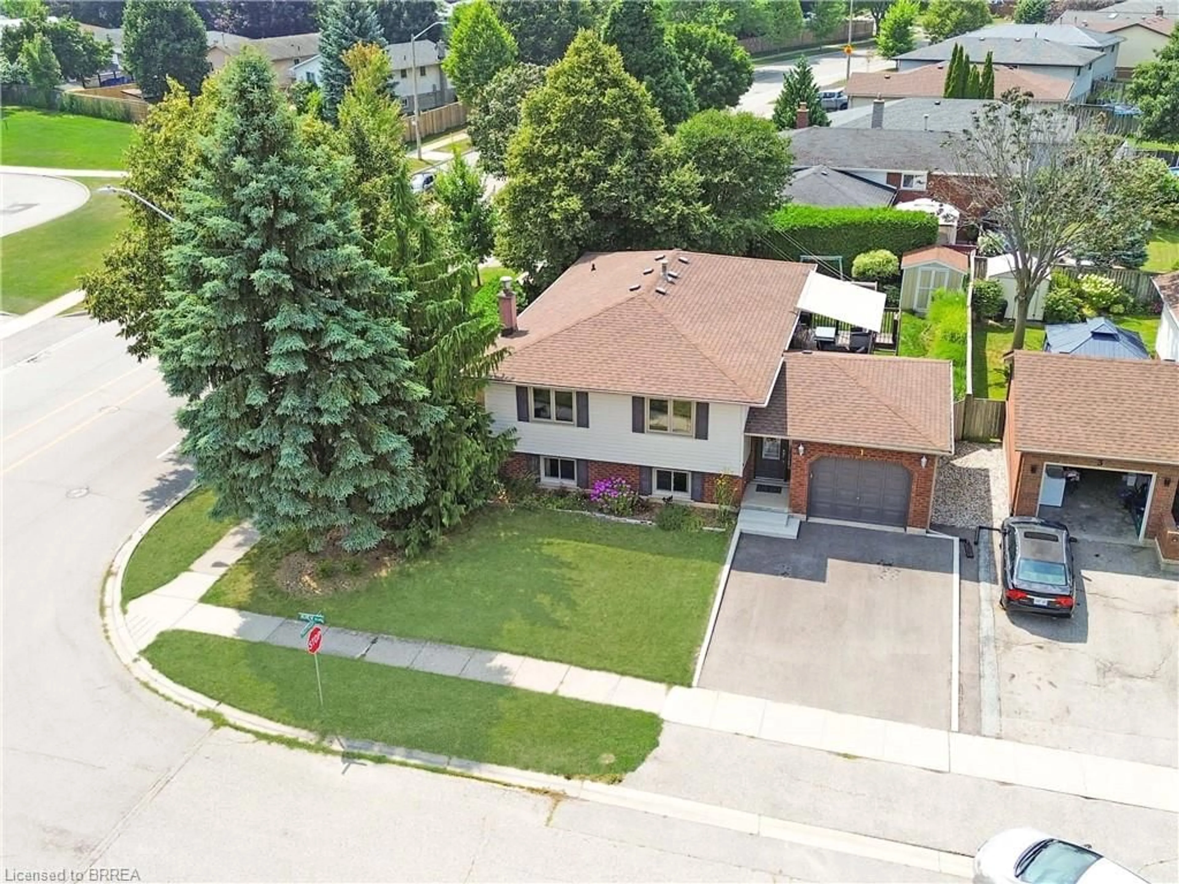 A pic from outside/outdoor area/front of a property/back of a property/a pic from drone, street for 1 Kiev Blvd, Brantford Ontario N3P 1Y9