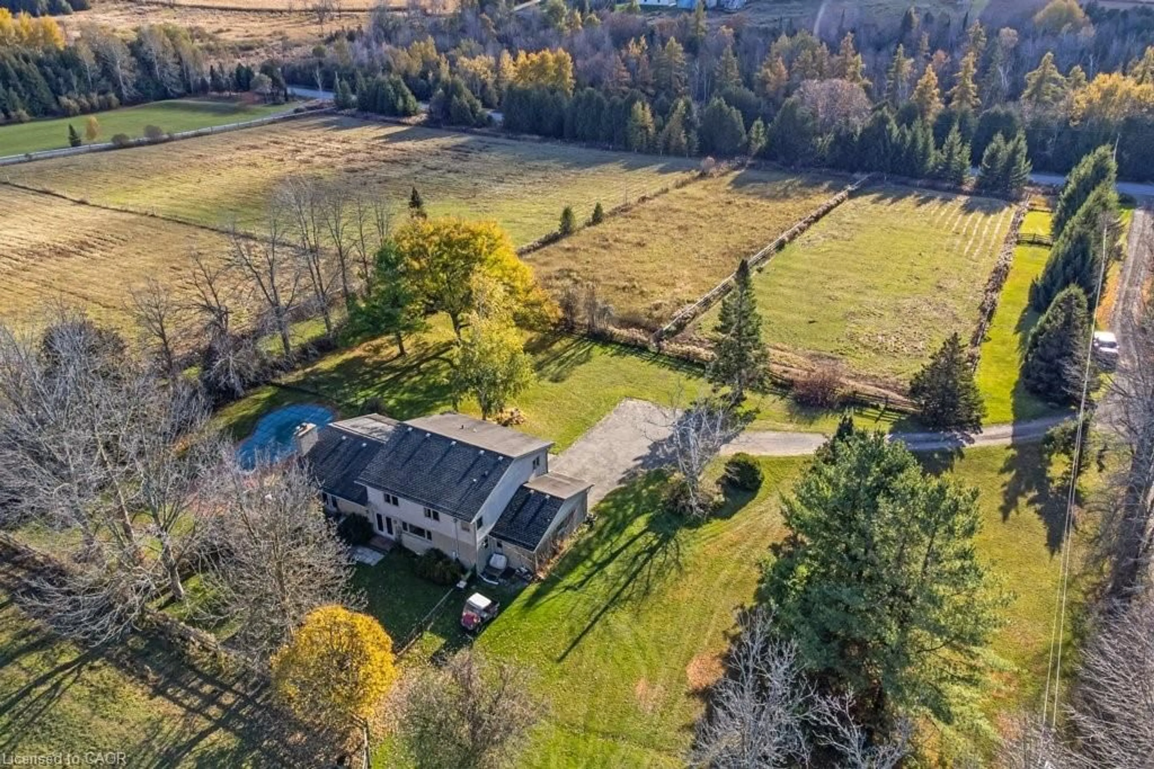 A pic from outside/outdoor area/front of a property/back of a property/a pic from drone, unknown for 5511 Second Line, Erin Ontario L7J 2L9