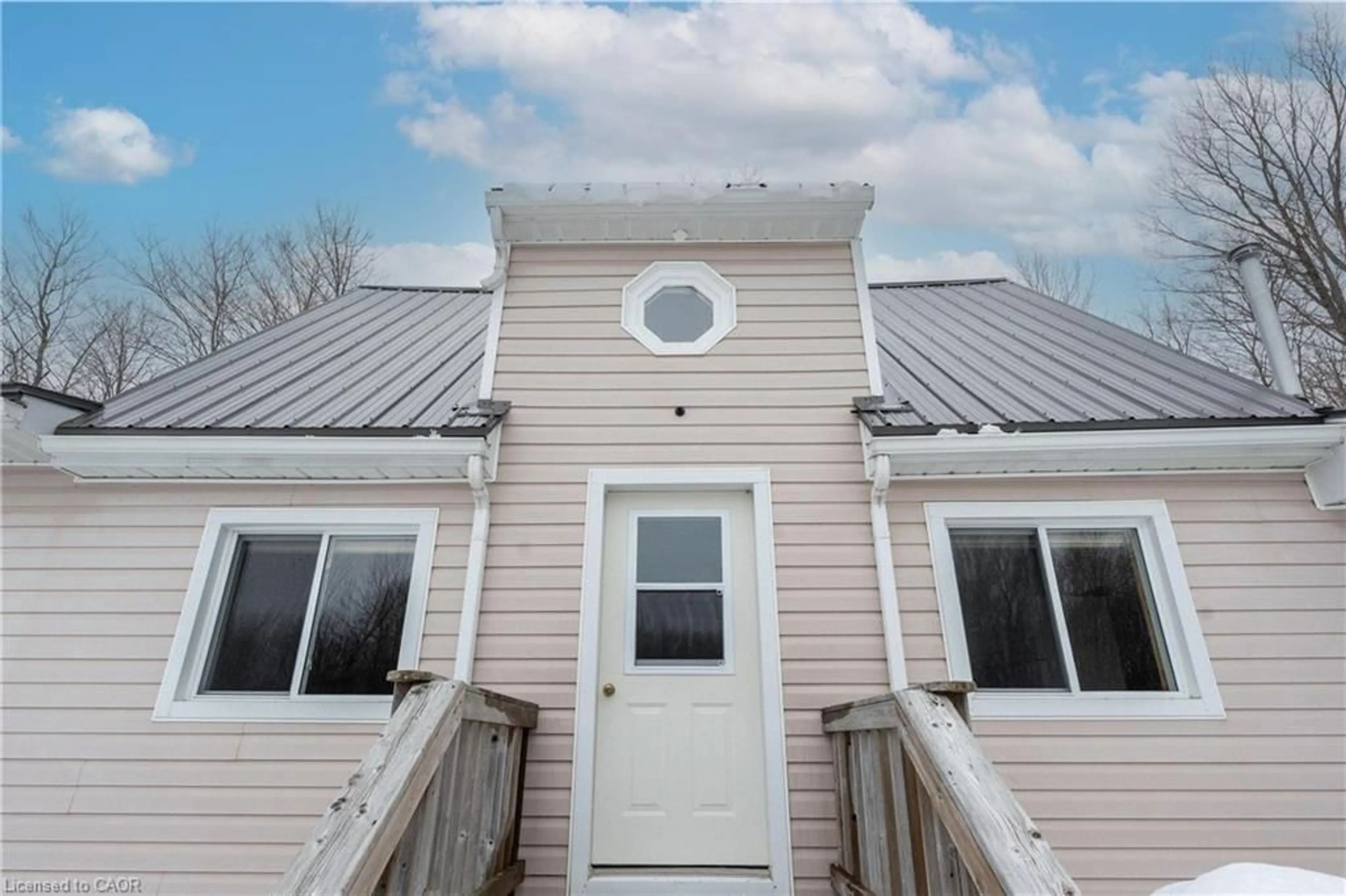 Home with vinyl exterior material, building for 825173 Grey Rd 40 Rd, Markdale Ontario N0C 1H0