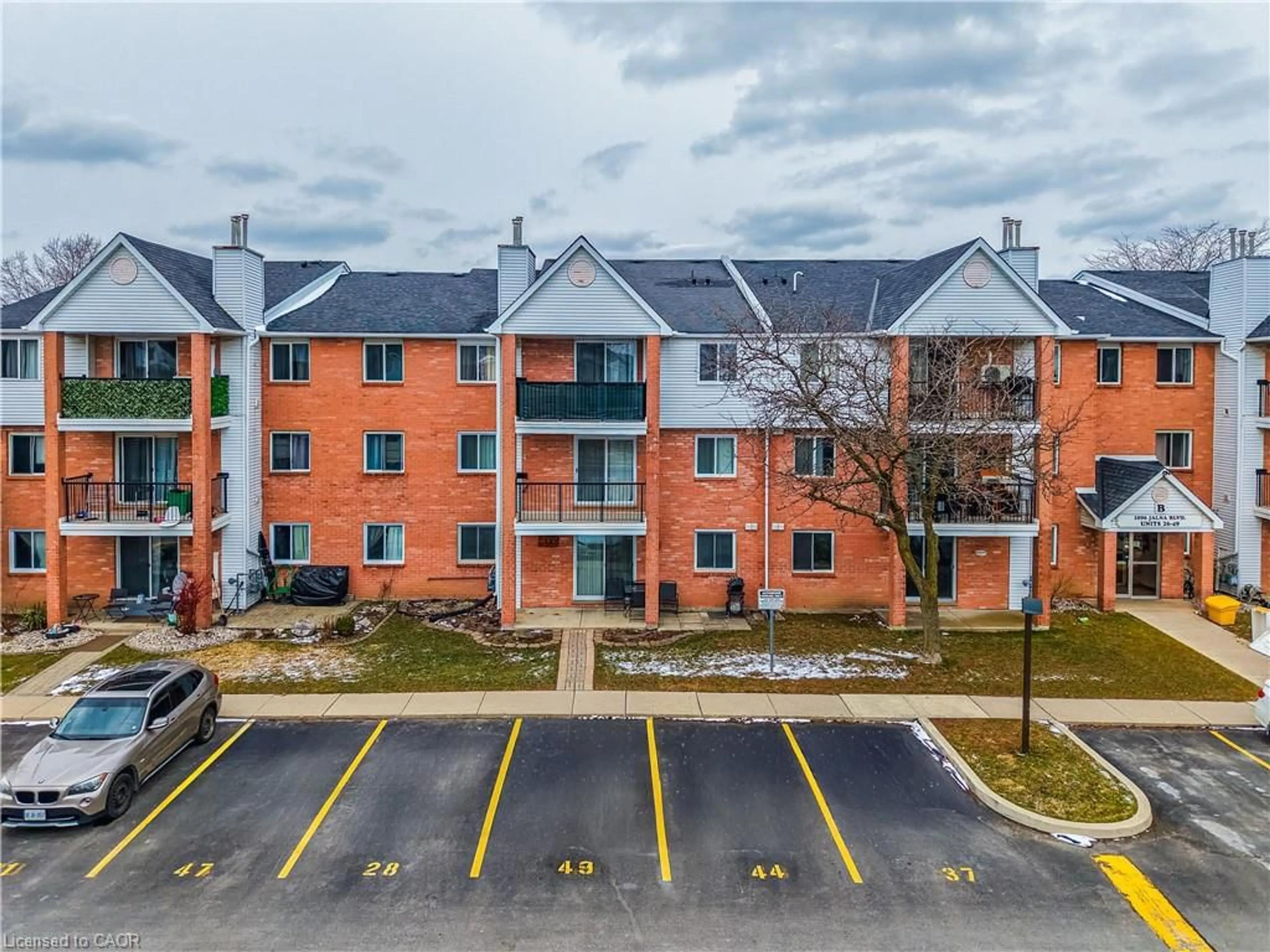 A pic from outside/outdoor area/front of a property/back of a property/a pic from drone, unknown for 1096 Jalna Blvd #28, London Ontario N6E 3B8