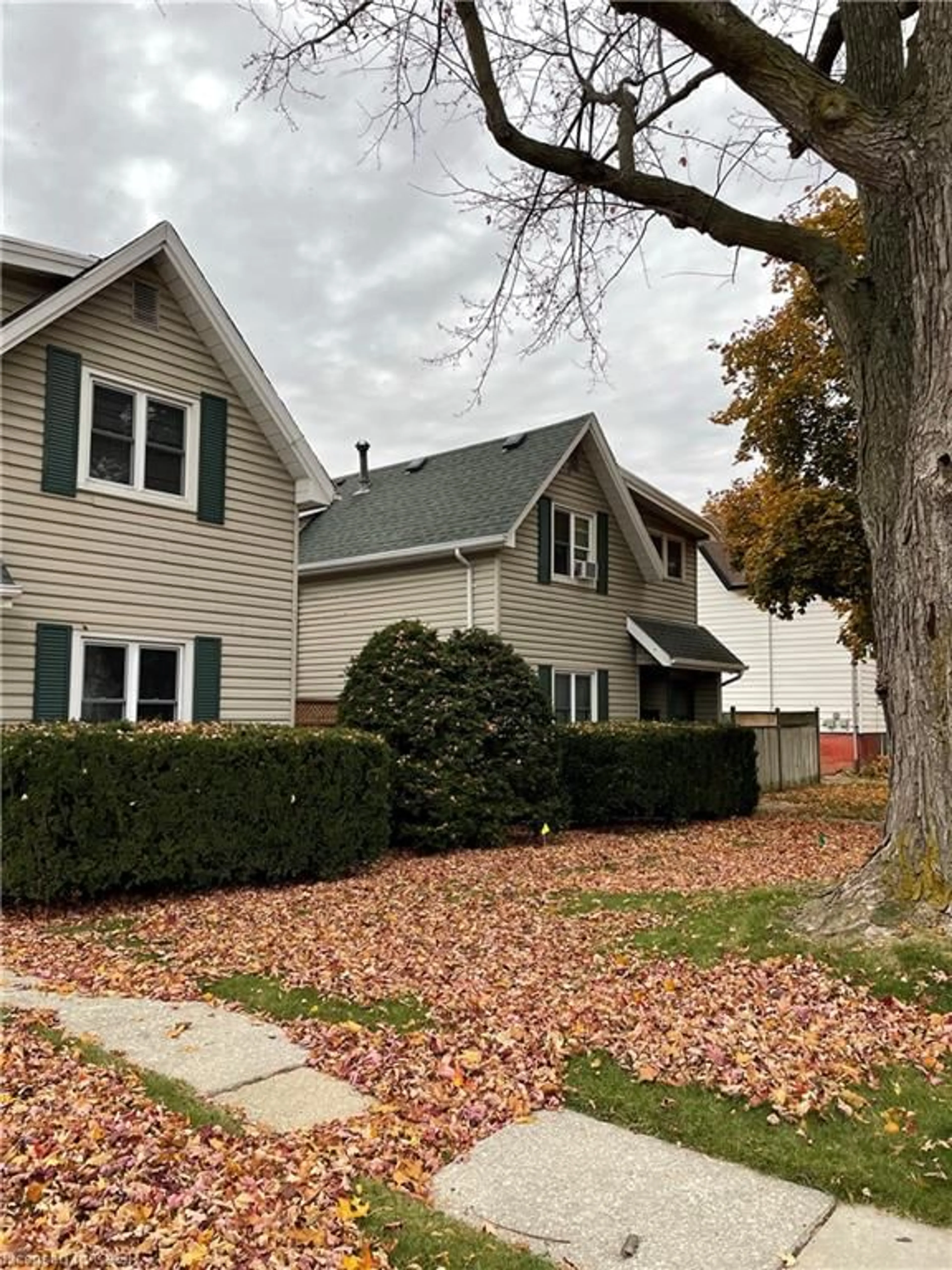 Home with vinyl exterior material, street for 224 Lacroix St, Chatham Ontario N7M 2V4