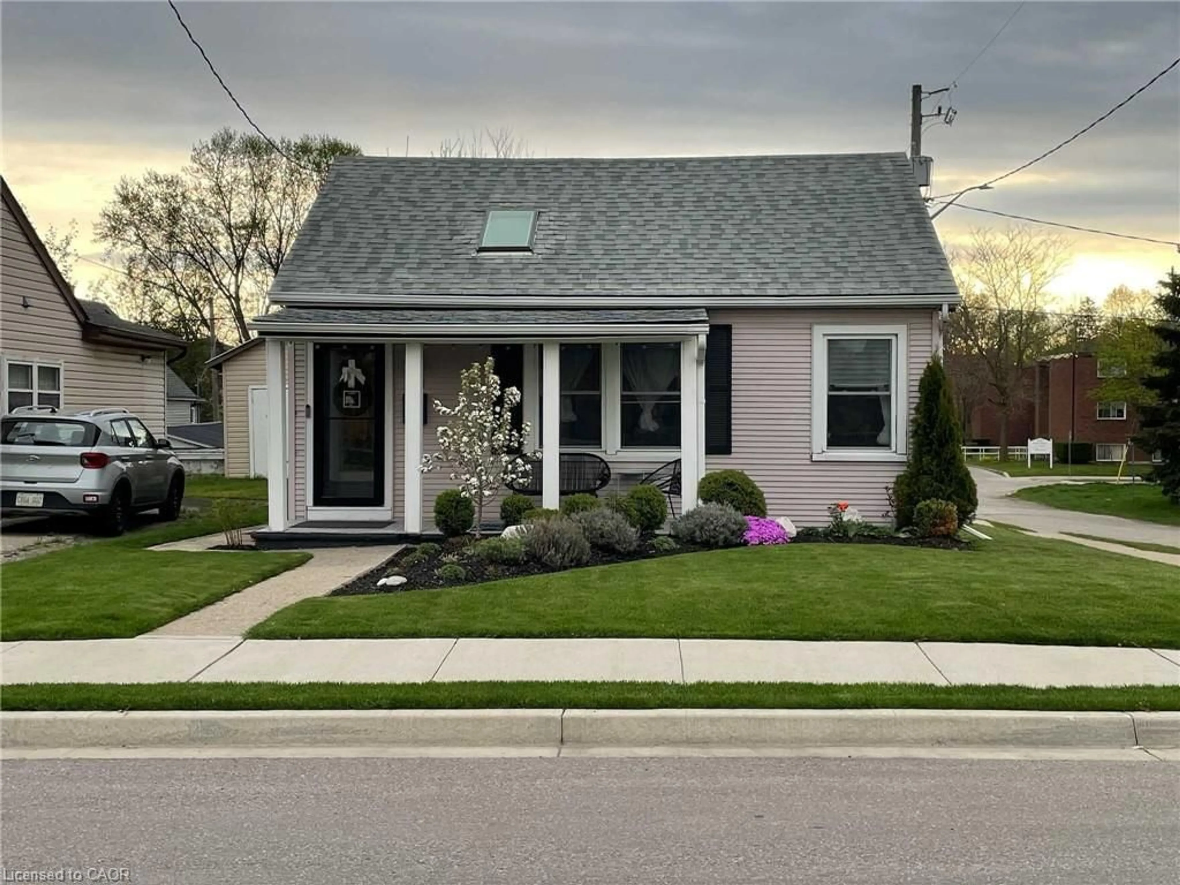 Home with vinyl exterior material, street for 257 Melrose St, Cambridge Ontario N3H 4A7