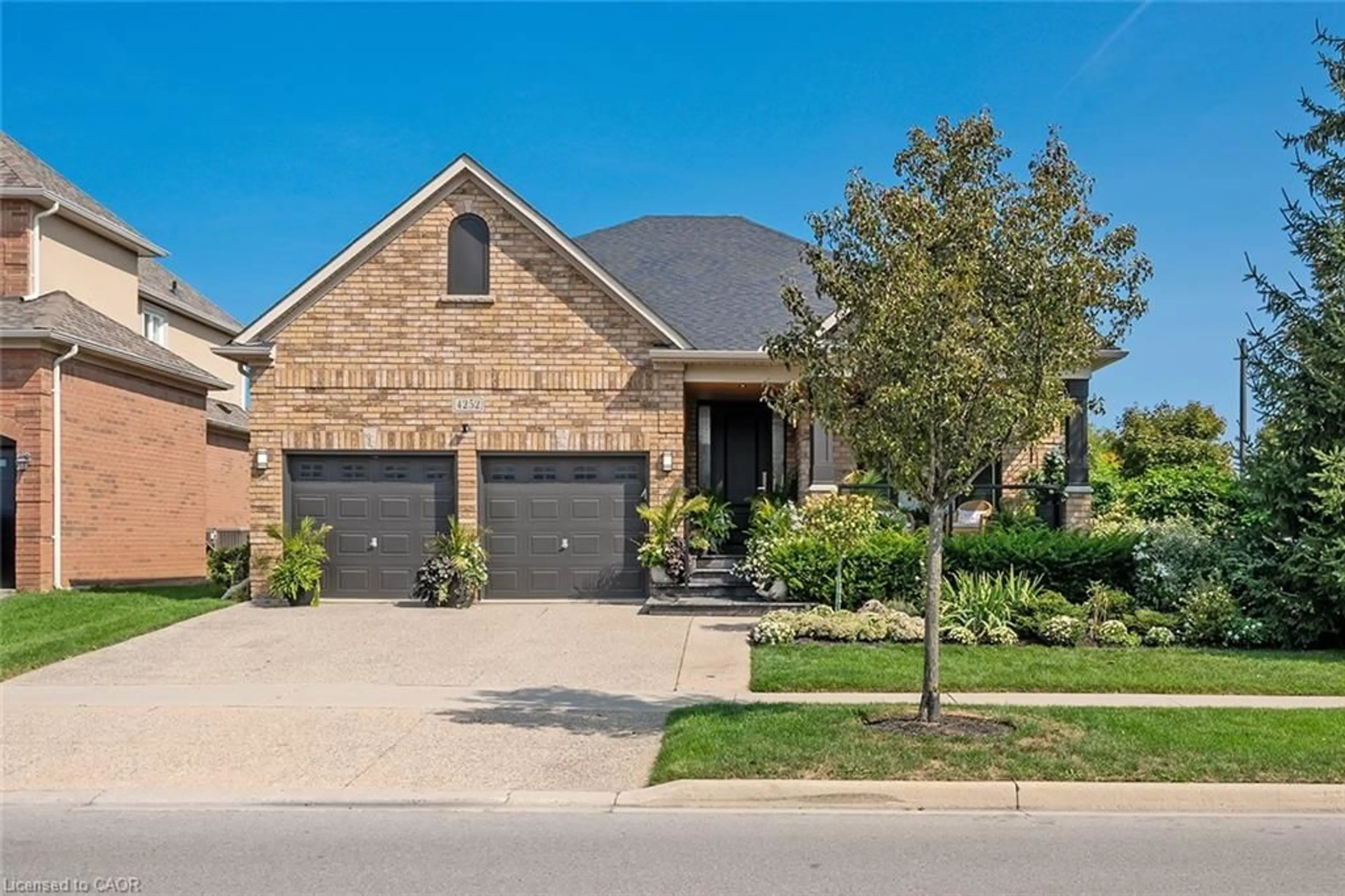 Home with brick exterior material, street for 4252 Sarazen Dr, Burlington Ontario L7M 4Z2