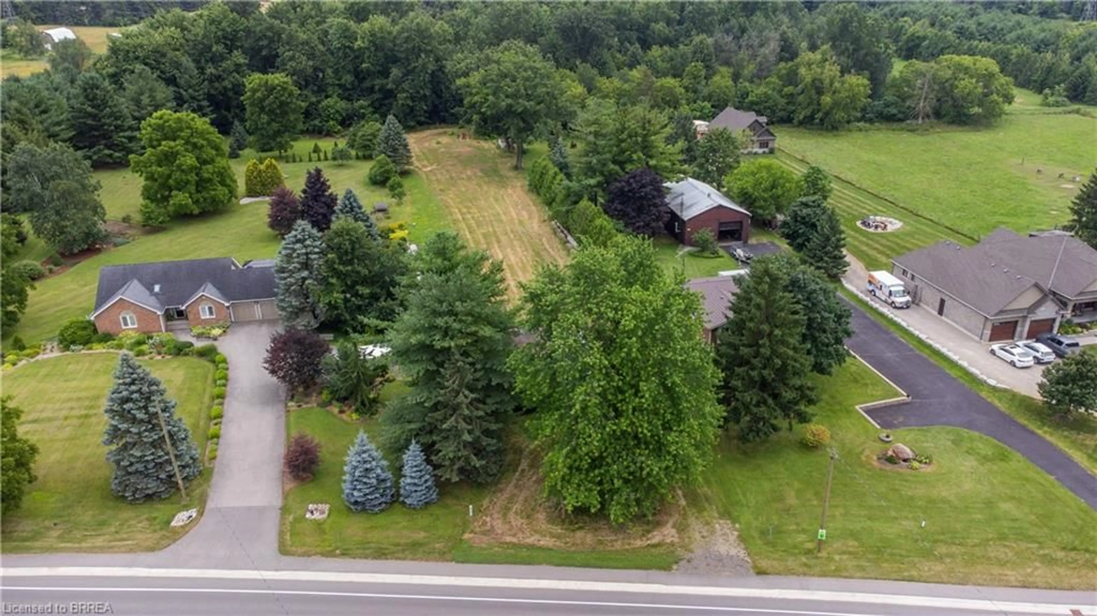 A pic from outside/outdoor area/front of a property/back of a property/a pic from drone, forest/trees view for 449 King Edward St, Paris Ontario N3L 3E3