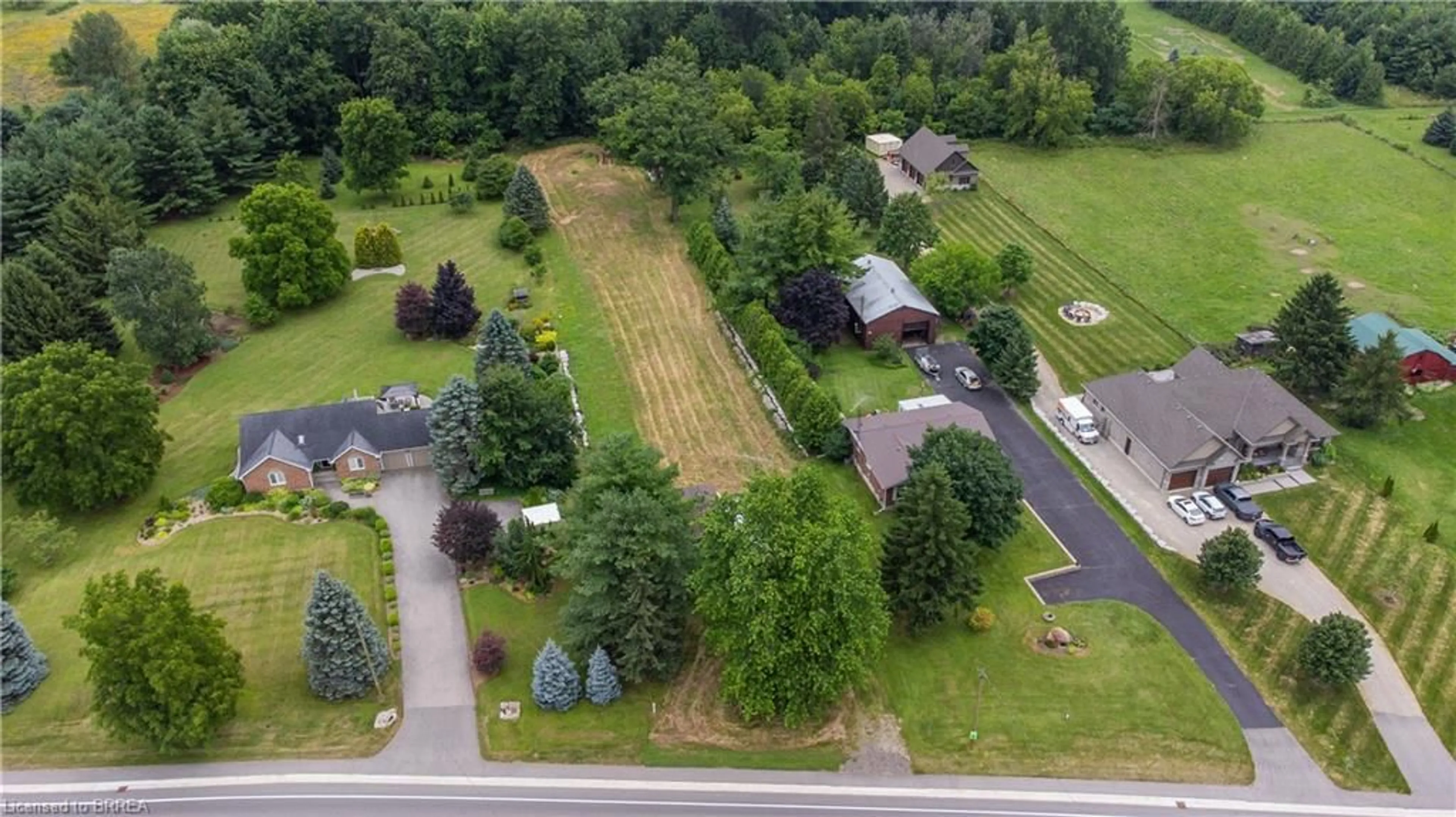 A pic from outside/outdoor area/front of a property/back of a property/a pic from drone, street for 449 King Edward St, Paris Ontario N3L 3E3