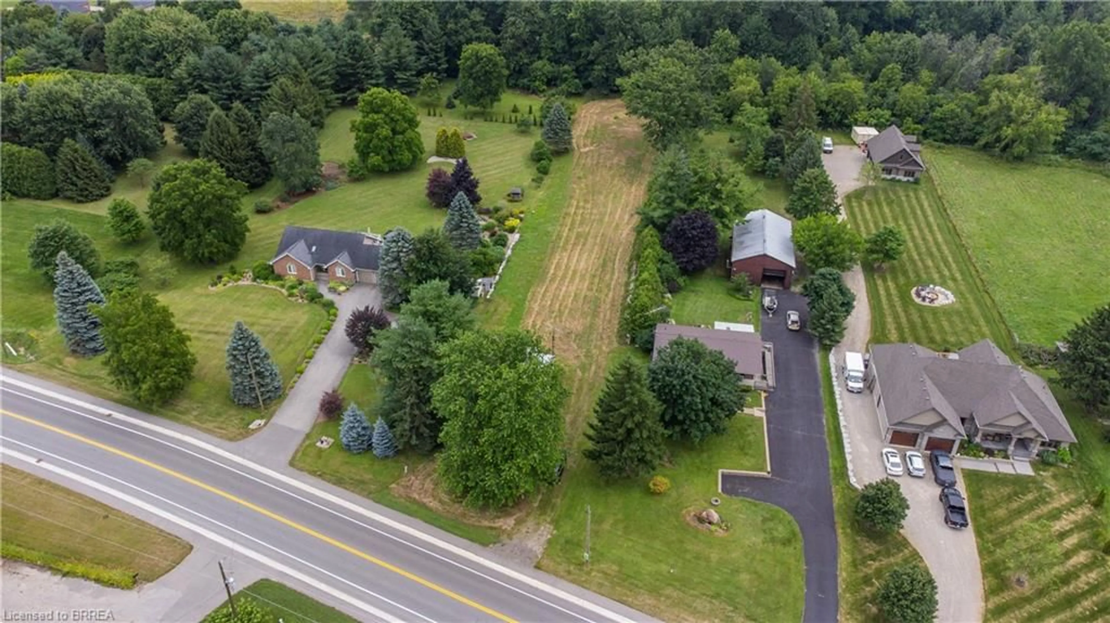 A pic from outside/outdoor area/front of a property/back of a property/a pic from drone, street for 449 King Edward St, Paris Ontario N3L 3E3