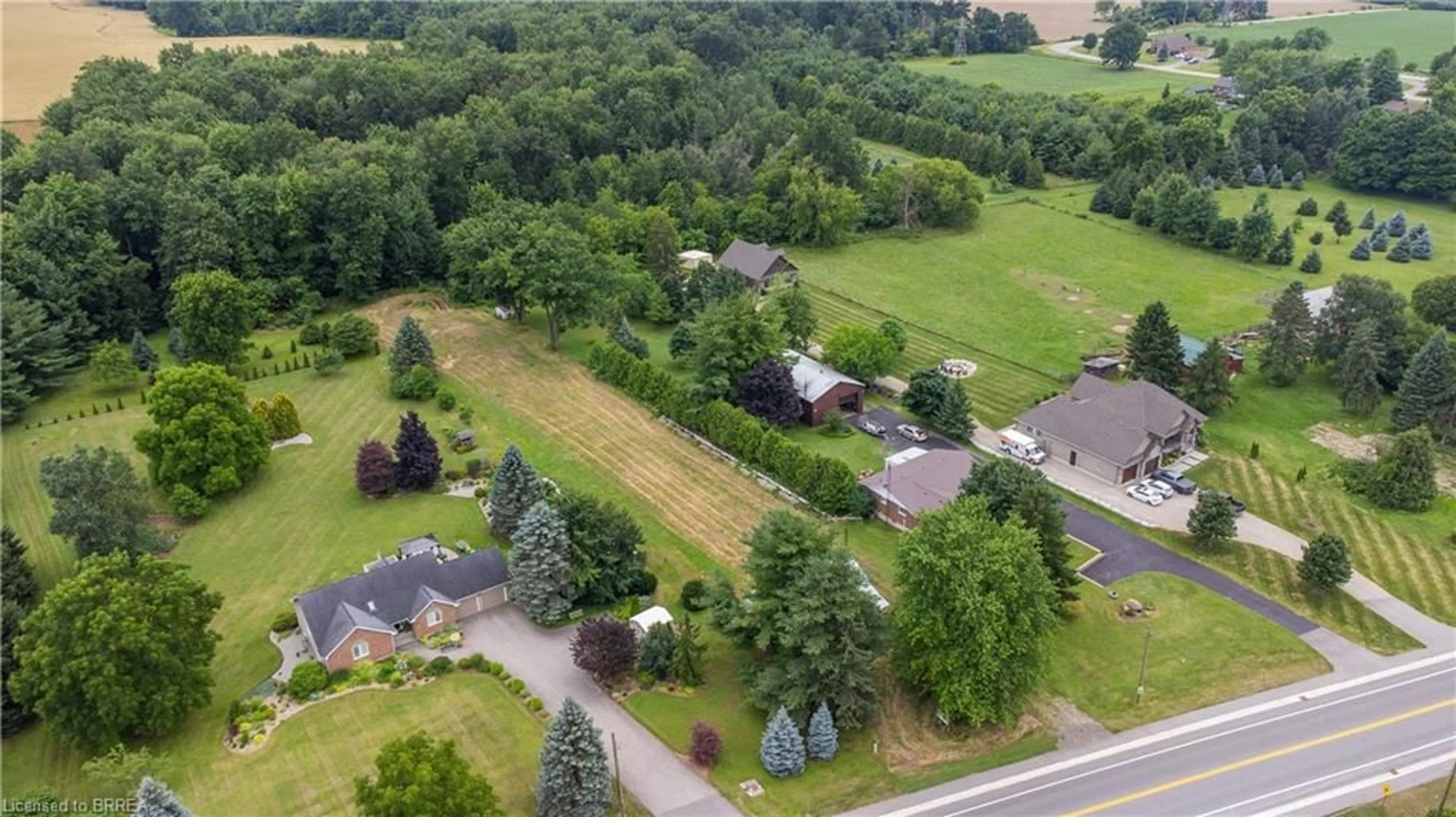 A pic from outside/outdoor area/front of a property/back of a property/a pic from drone, unknown for 449 King Edward St, Paris Ontario N3L 3E3