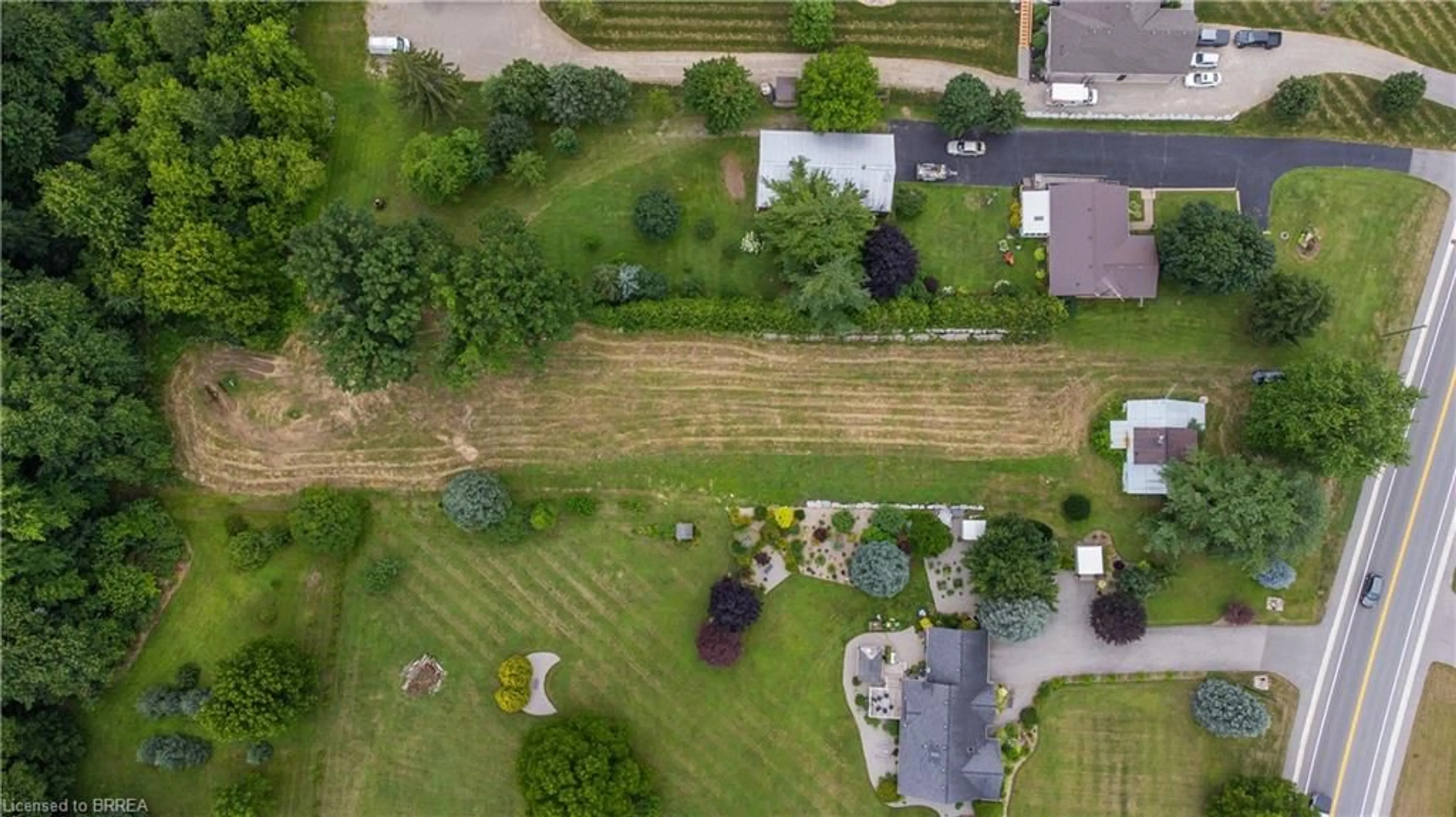 A pic from outside/outdoor area/front of a property/back of a property/a pic from drone, street for 449 King Edward St, Paris Ontario N3L 3E3