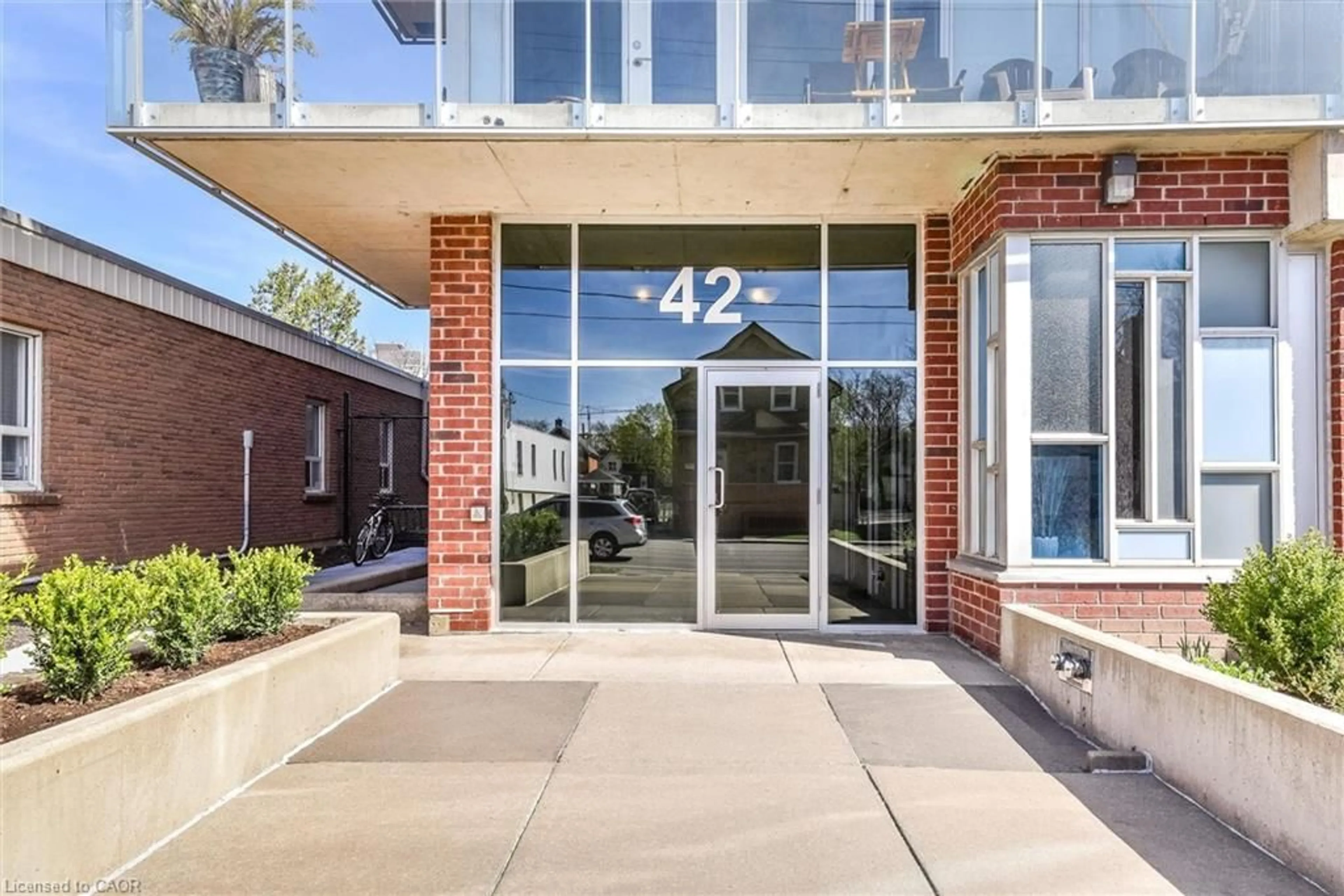 Indoor foyer for 42 Bridgeport Rd #302, Waterloo Ontario N2J 0B3