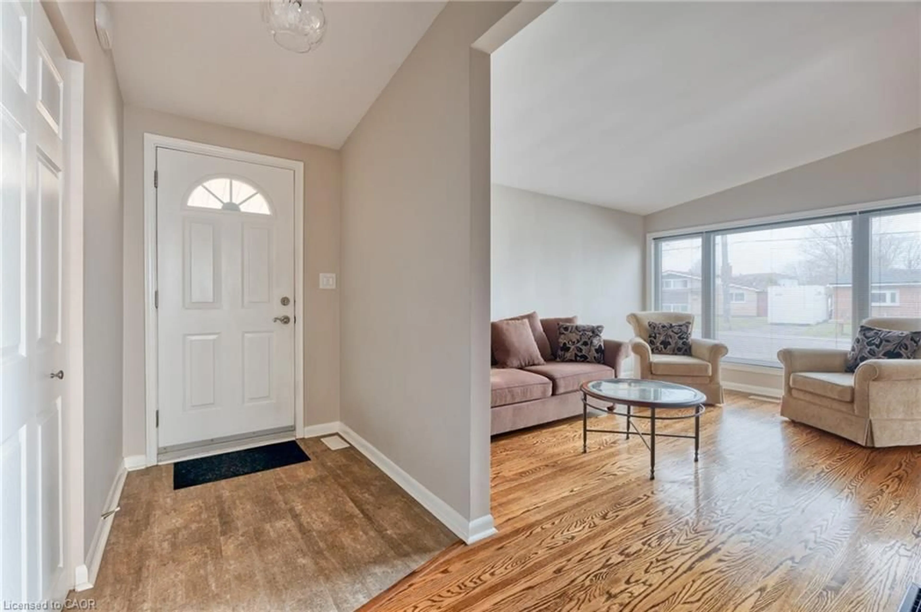 Indoor entryway for 63 Sunrise Dr, Hamilton Ontario L8K 4C4