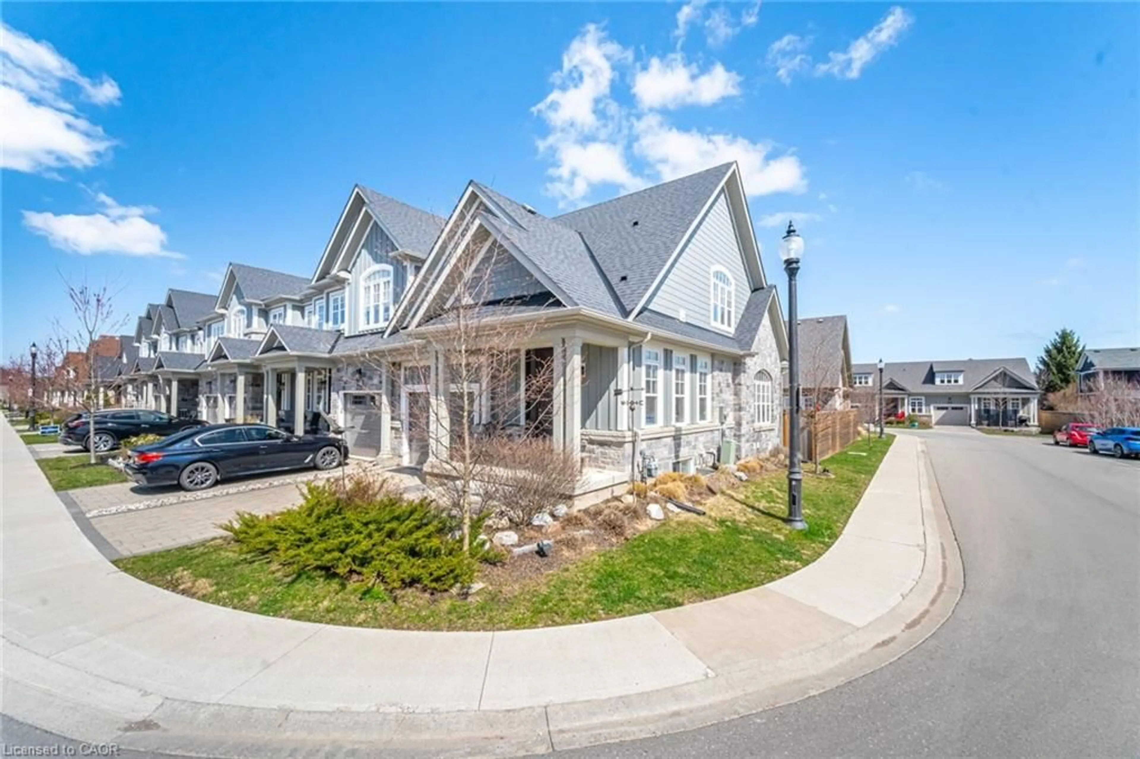 Home with vinyl exterior material, street for 47 Windsor Cir, Niagara-on-the-Lake Ontario L0S 1J0