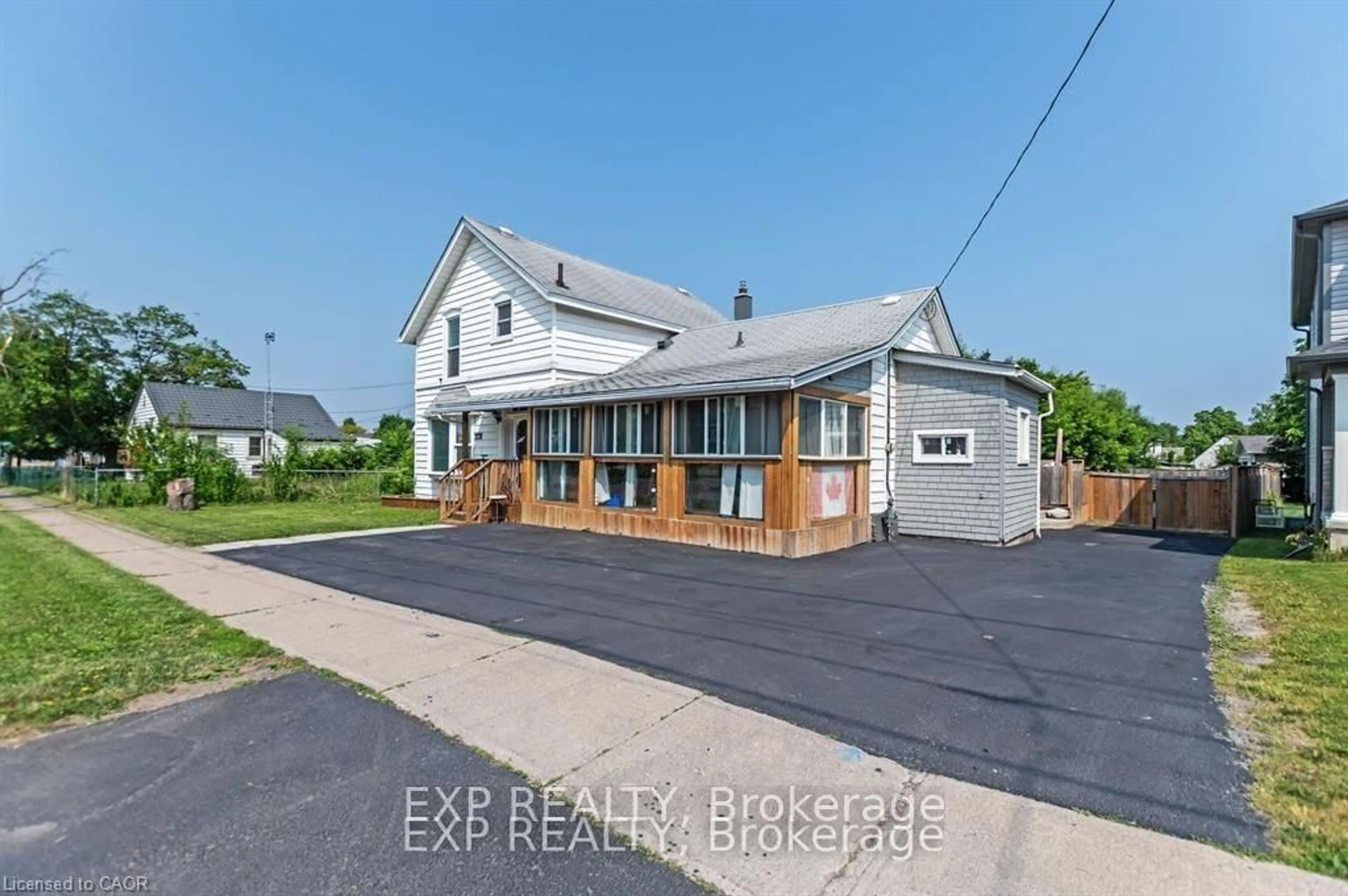 A pic from outside/outdoor area/front of a property/back of a property/a pic from drone, street for 21 Lincoln Ave, St. Catharines Ontario L2P 2C7