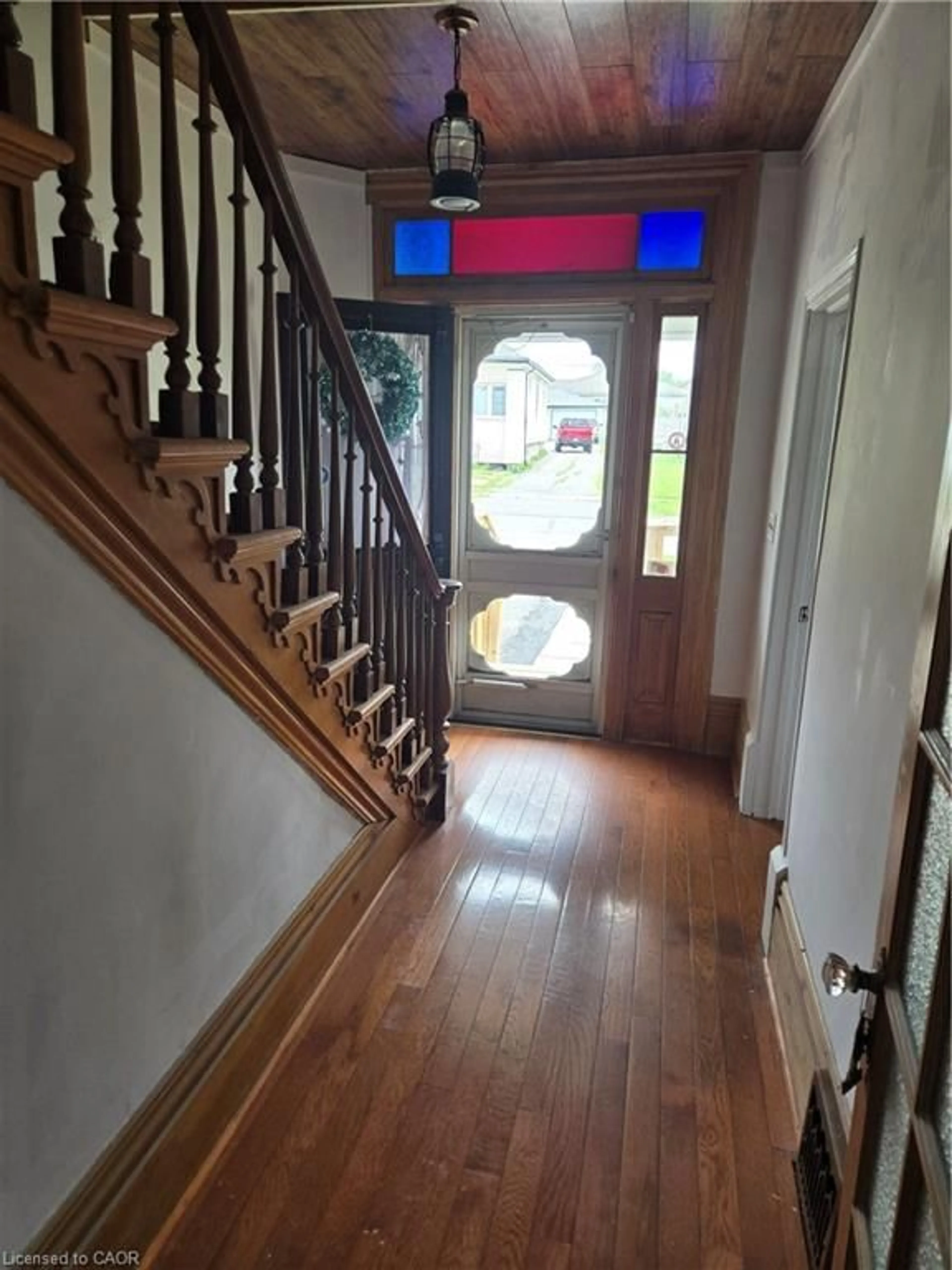 Indoor foyer for 21 Lincoln Ave, St. Catharines Ontario L2P 2C7