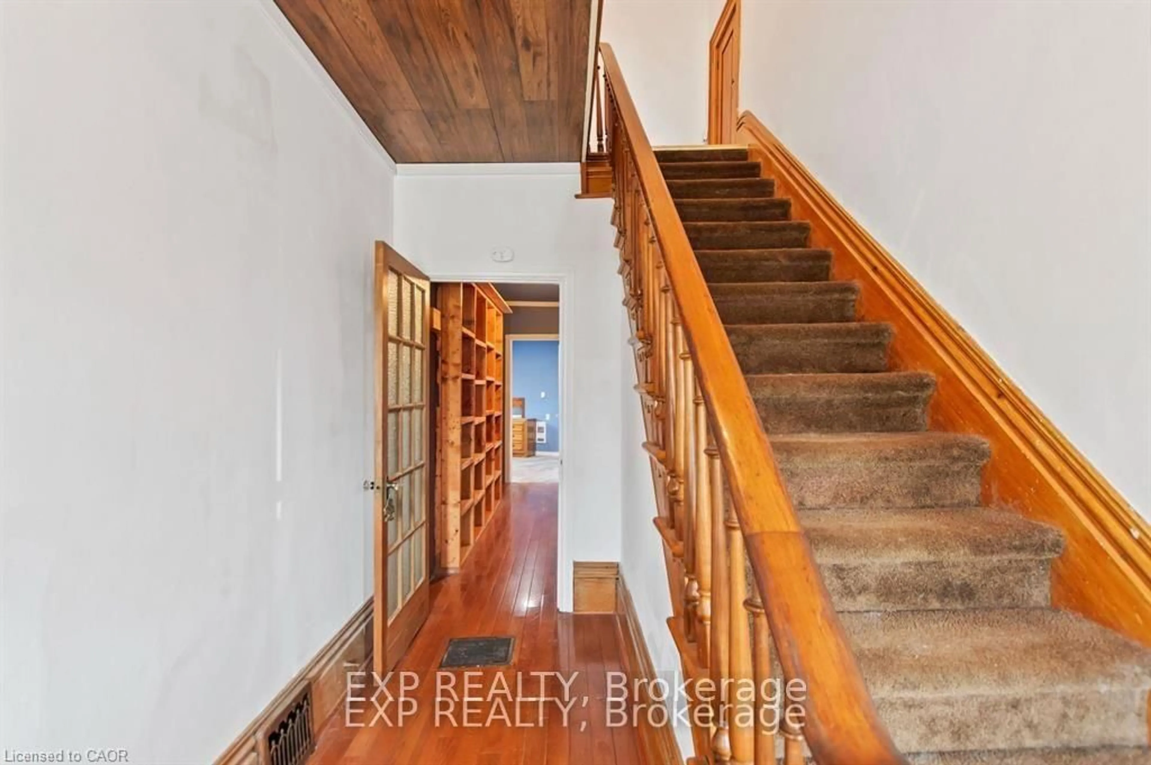 Indoor entryway for 21 Lincoln Ave, St. Catharines Ontario L2P 2C7