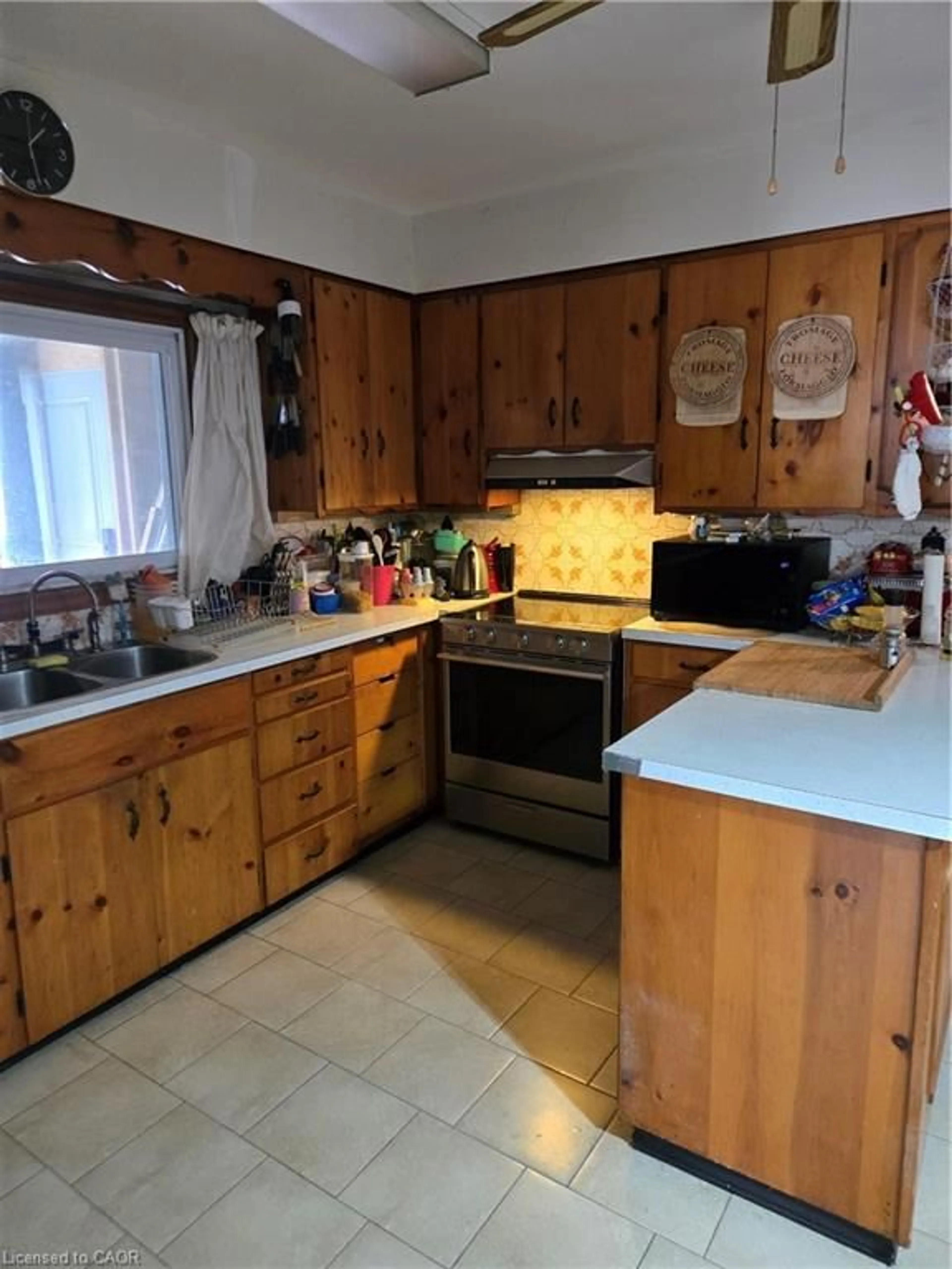 Standard kitchen, unknown for 21 Lincoln Ave, St. Catharines Ontario L2P 2C7