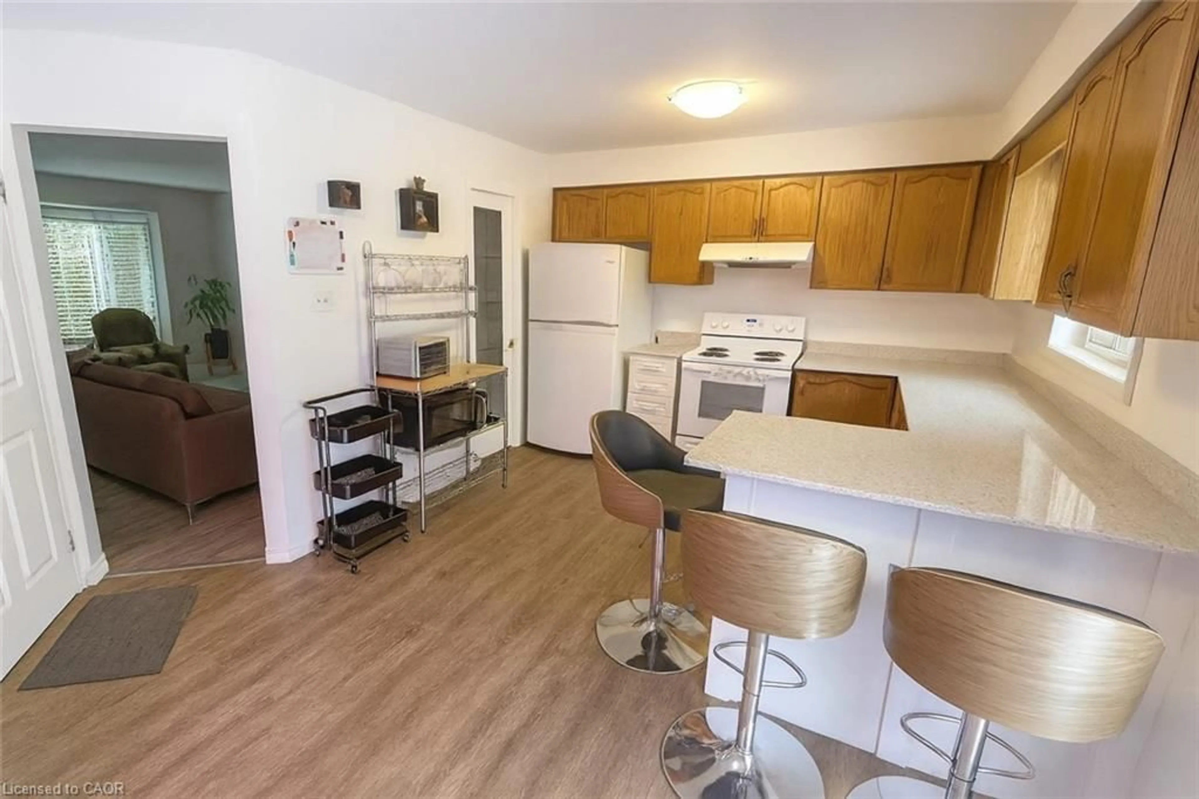 Standard kitchen, wood/laminate floor for 988 Prosperity Crt, London Ontario N5V 5C7