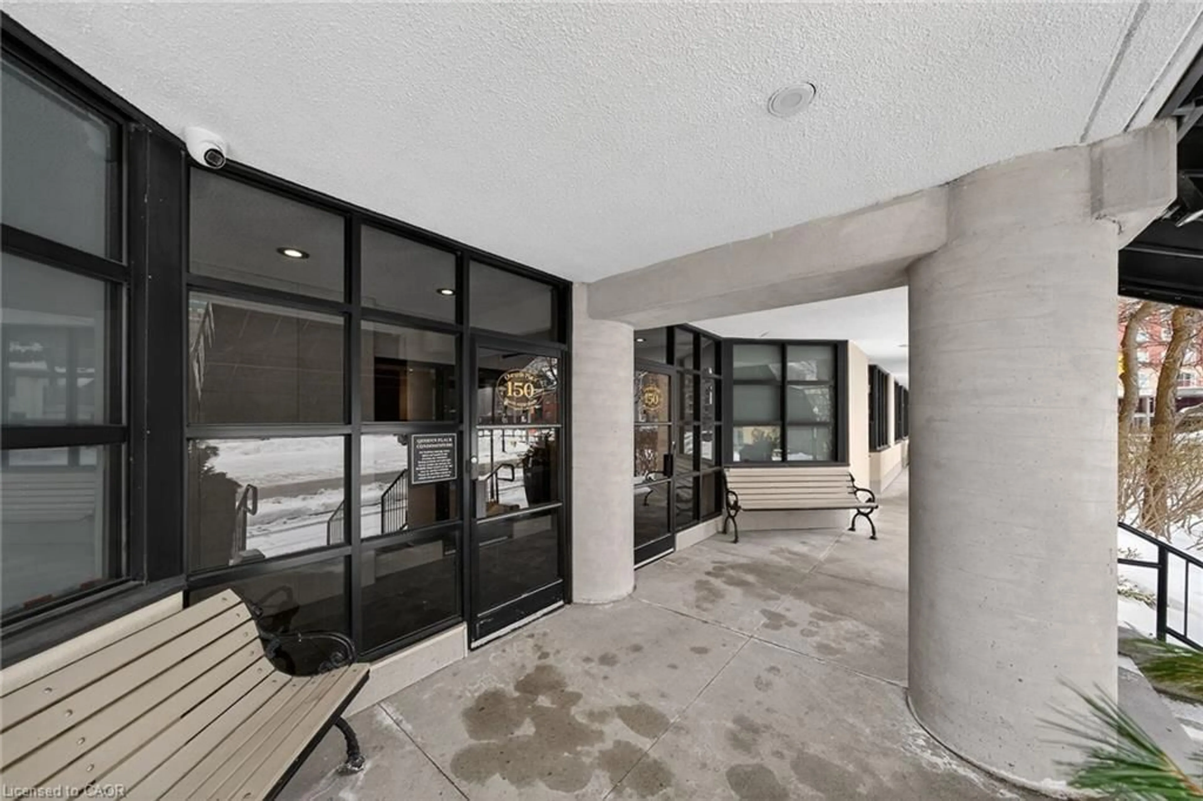 Indoor foyer for 150 Queen St #301, Kitchener Ontario N2G 4T7