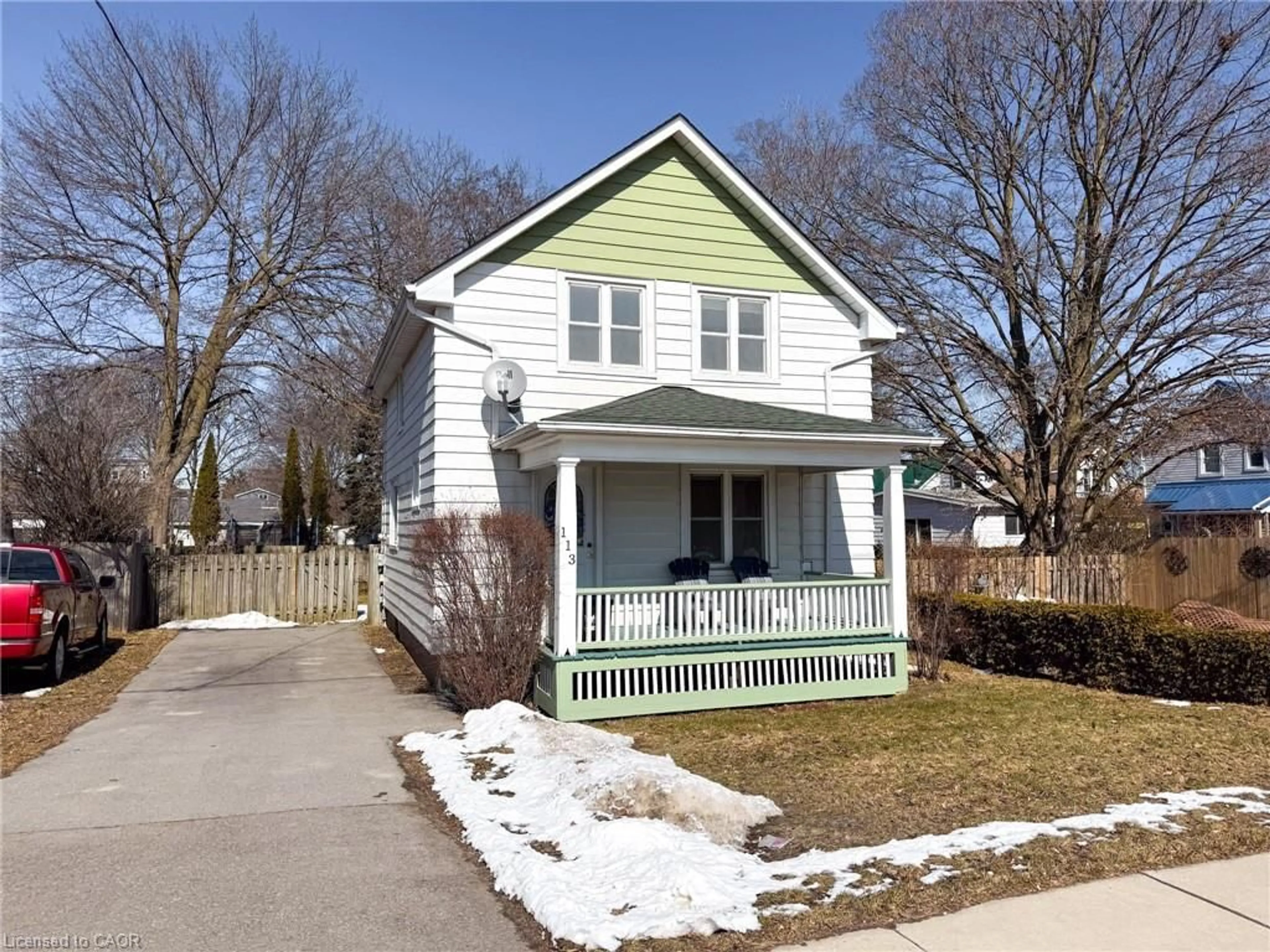 Home with vinyl exterior material, street for 113 South Dr, Simcoe Ontario N3Y 1G3