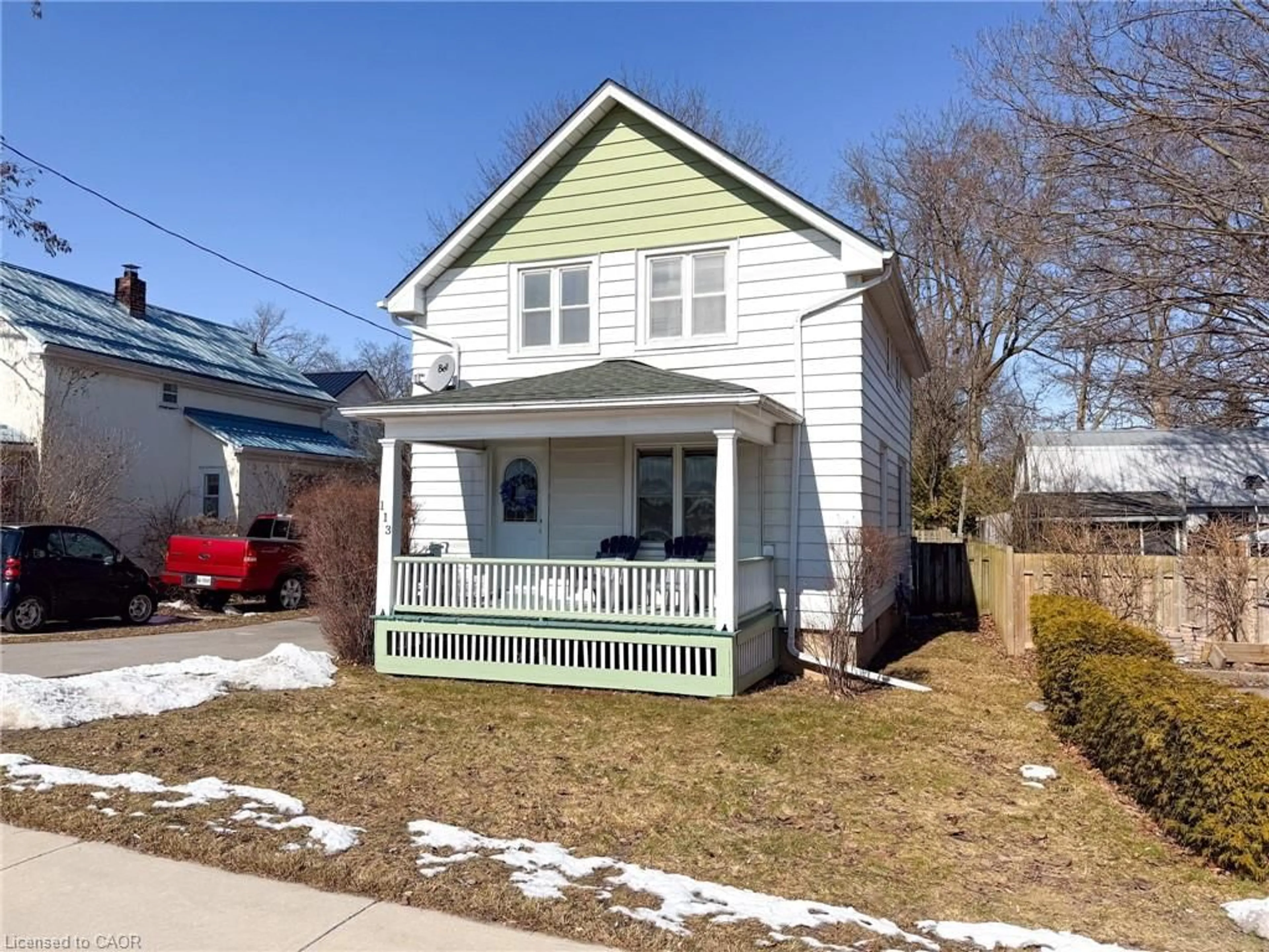 Home with vinyl exterior material, street for 113 South Dr, Simcoe Ontario N3Y 1G3