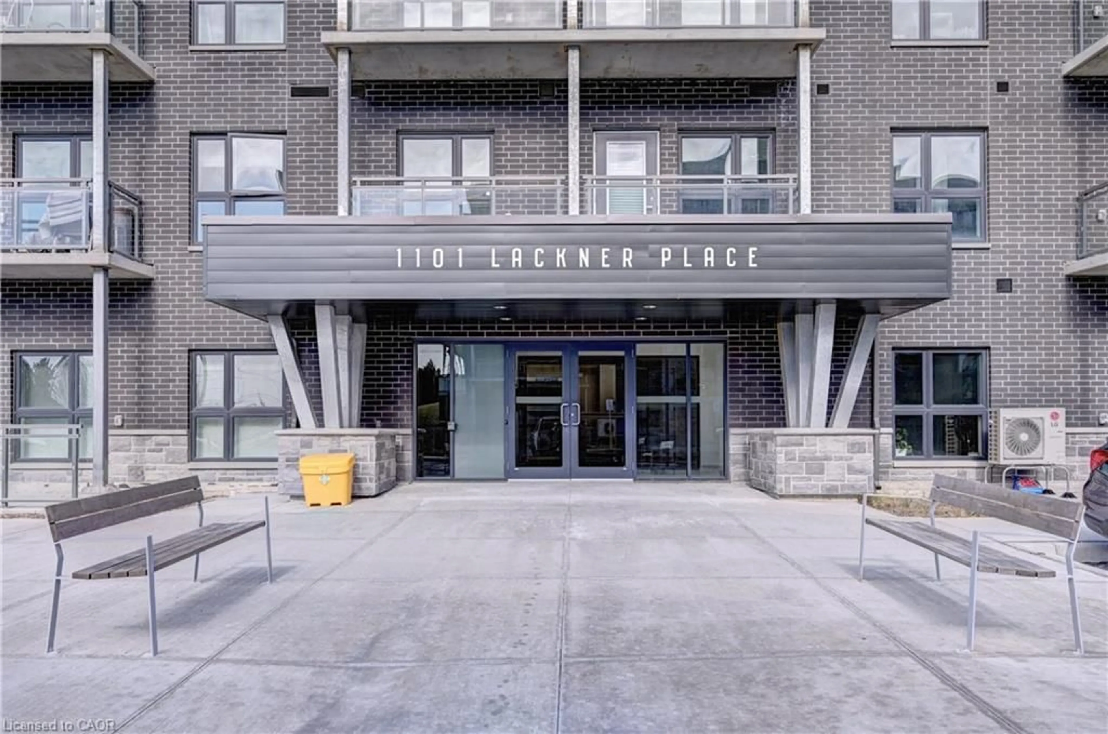 Indoor foyer for 1101 Lackner Pl #T6, Kitchener Ontario N2A 0L3