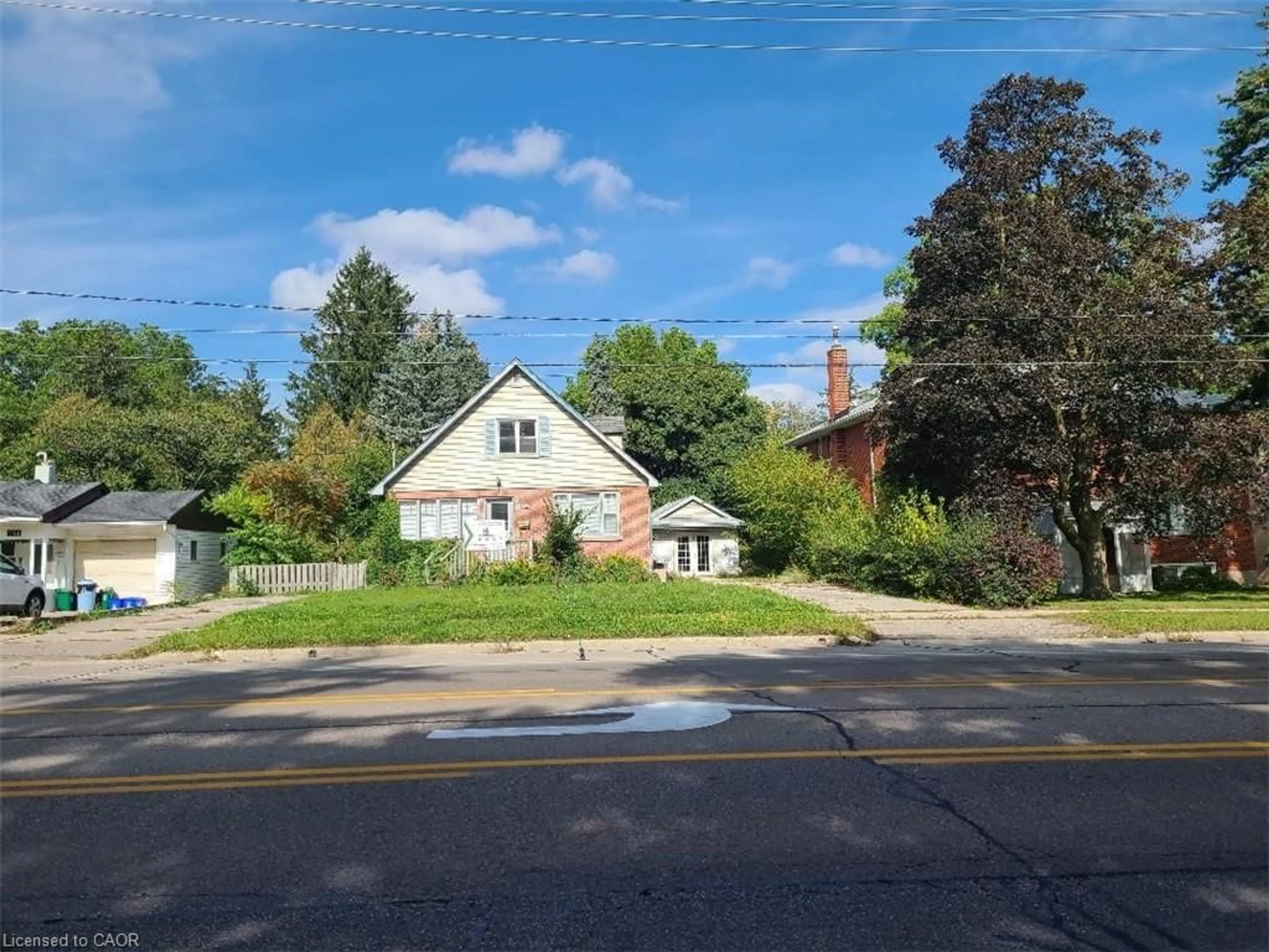 A pic from outside/outdoor area/front of a property/back of a property/a pic from drone, street for 1154 Queens Blvd, Kitchener Ontario N2M 1C2