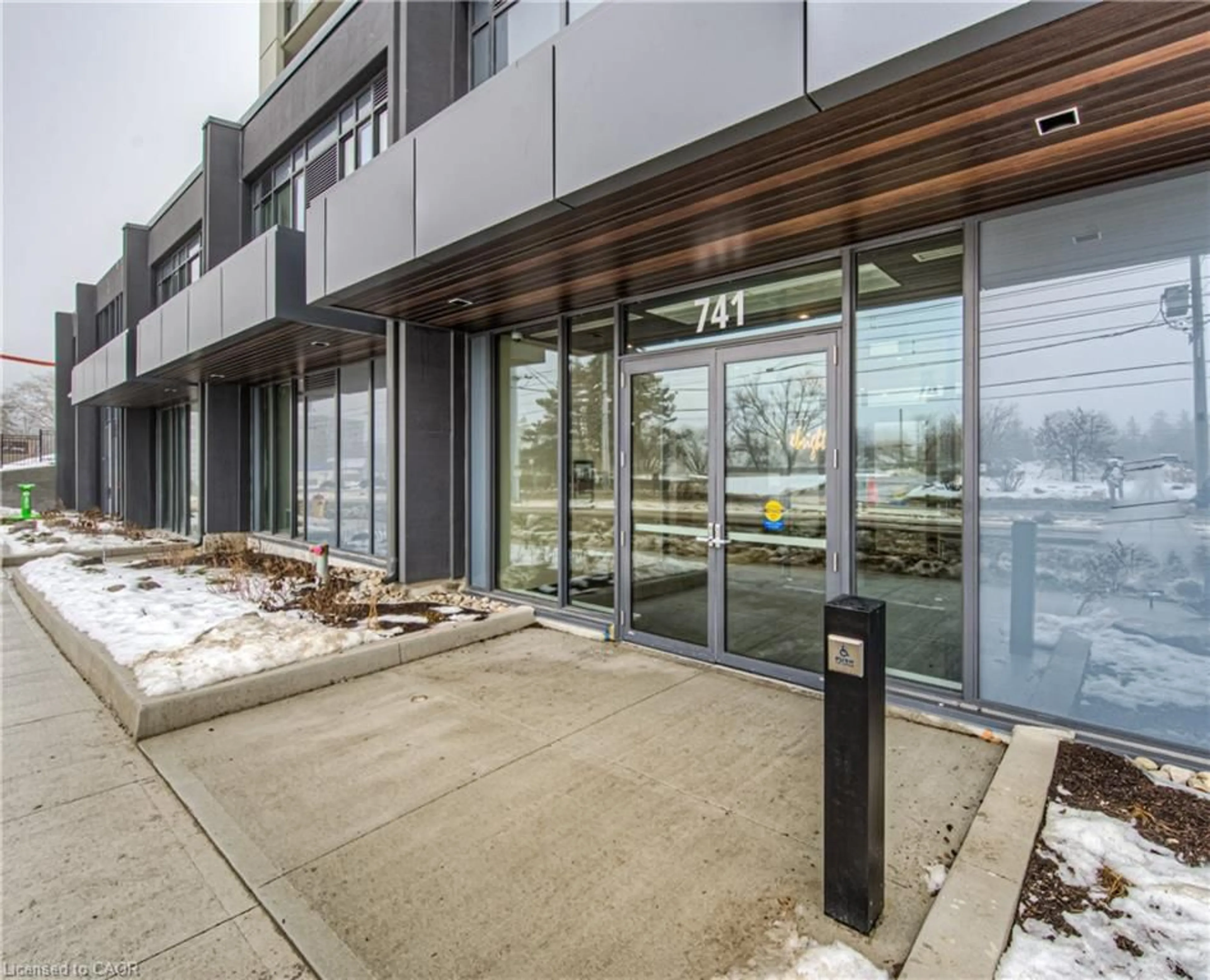 Indoor foyer for 741 King St #1112, Kitchener Ontario N2G 1E5