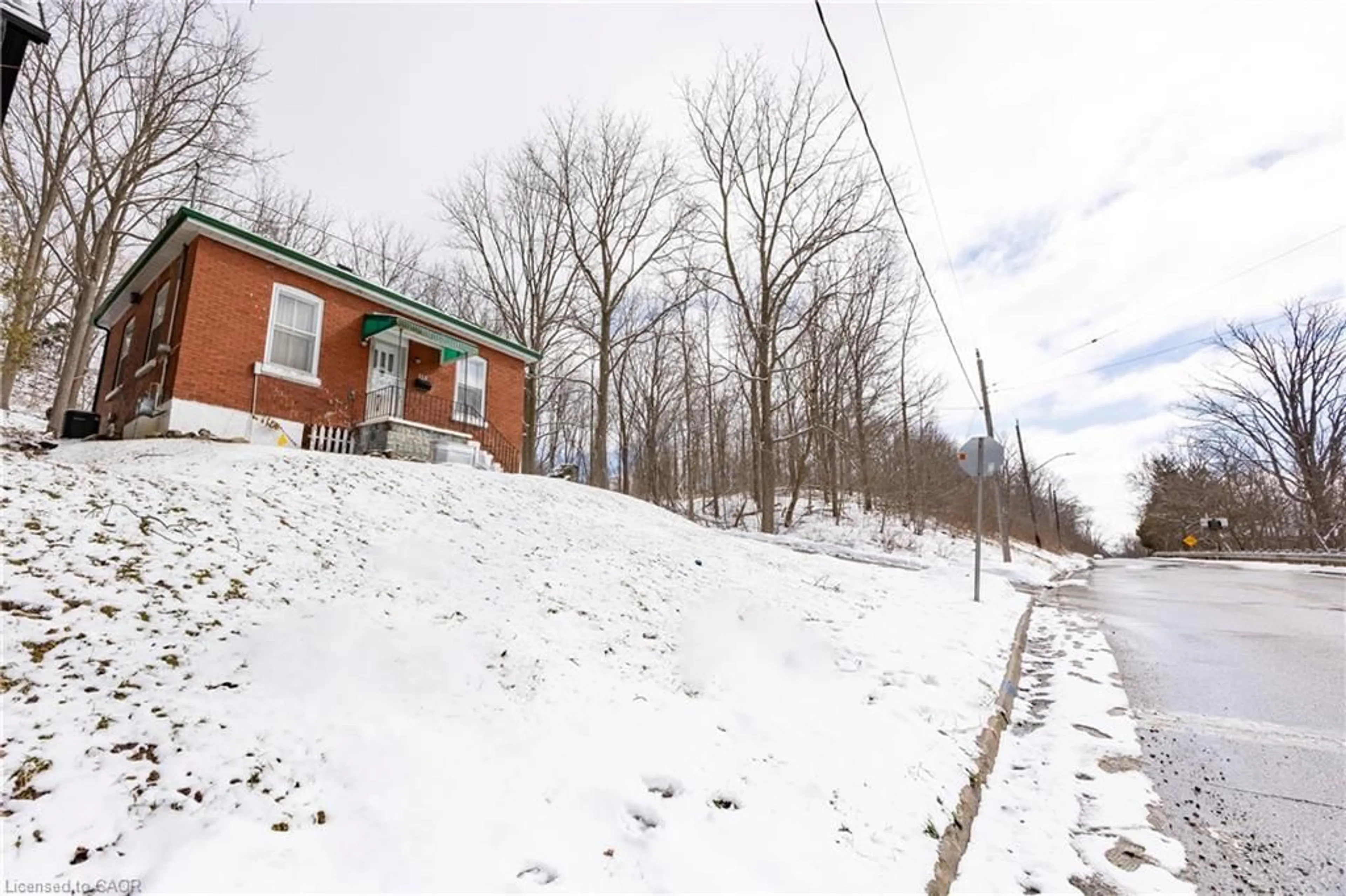 A pic from outside/outdoor area/front of a property/back of a property/a pic from drone, street for 111 Broadway St, Paris Ontario N3L 2Z4