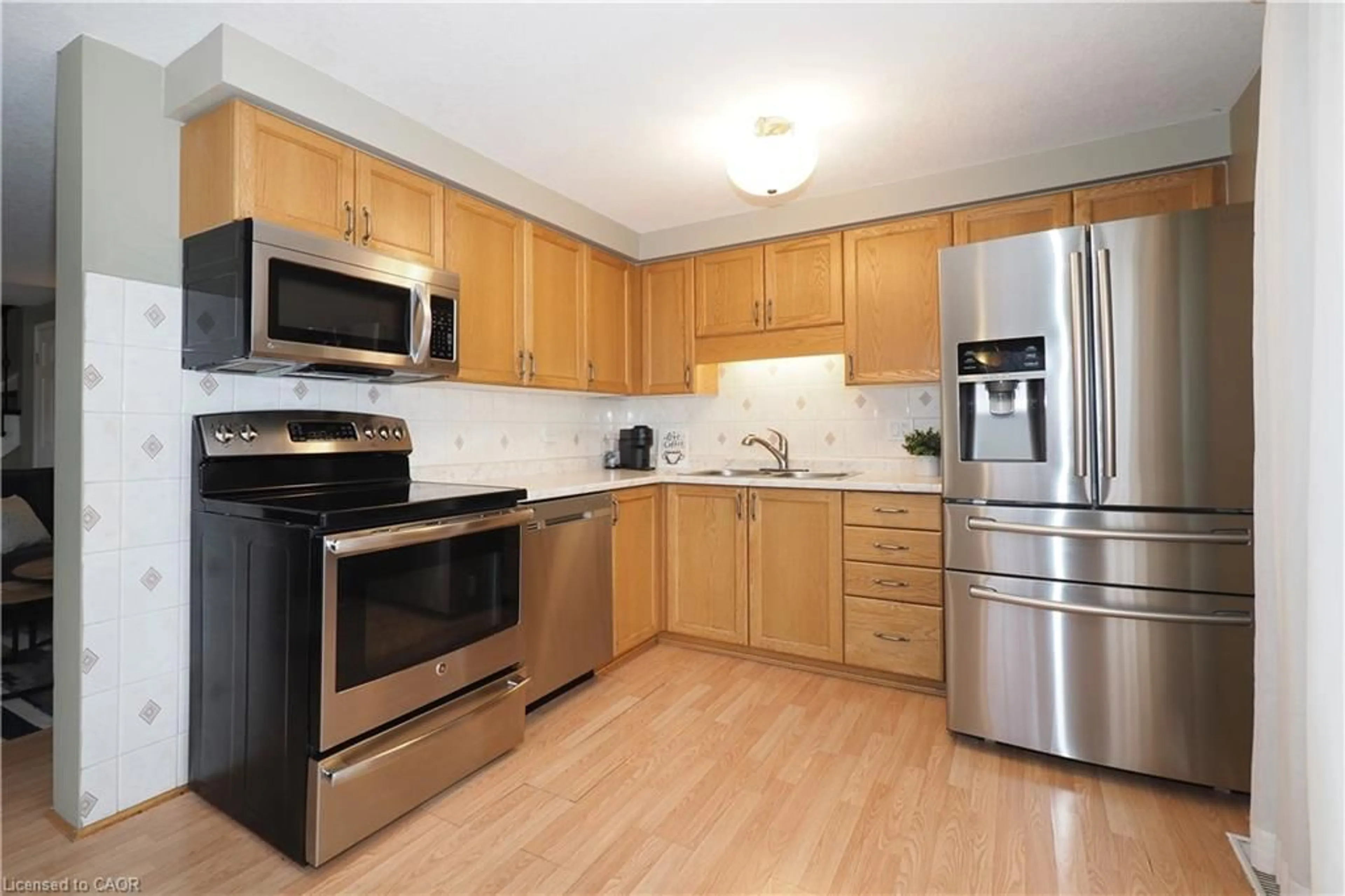 Standard kitchen, wood/laminate floor for 75 Donnenwerth Dr, Kitchener Ontario N2E 3W6