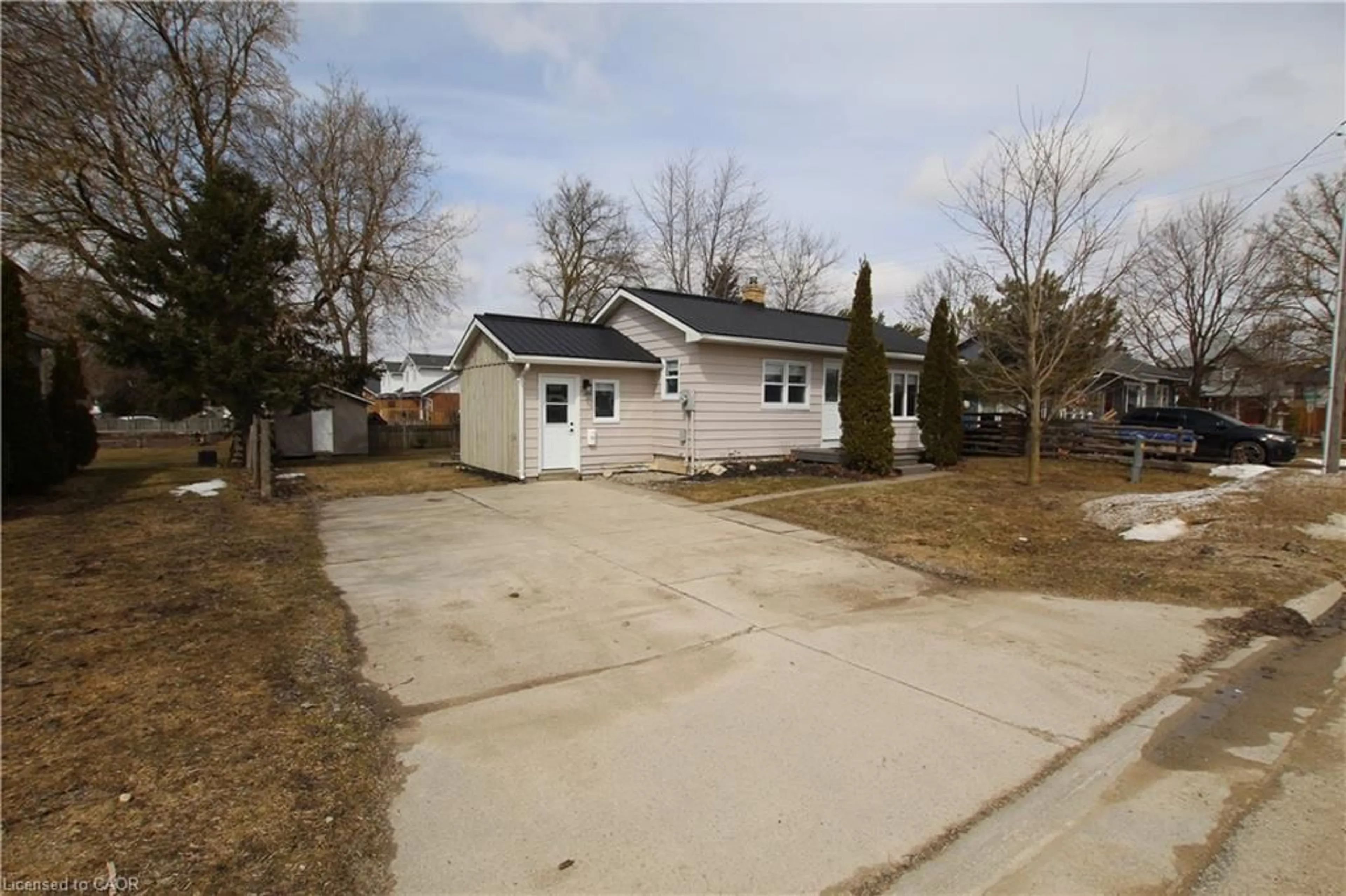 A pic from outside/outdoor area/front of a property/back of a property/a pic from drone, street for 383 Wellington St, Mount Forest Ontario N0G 2L2