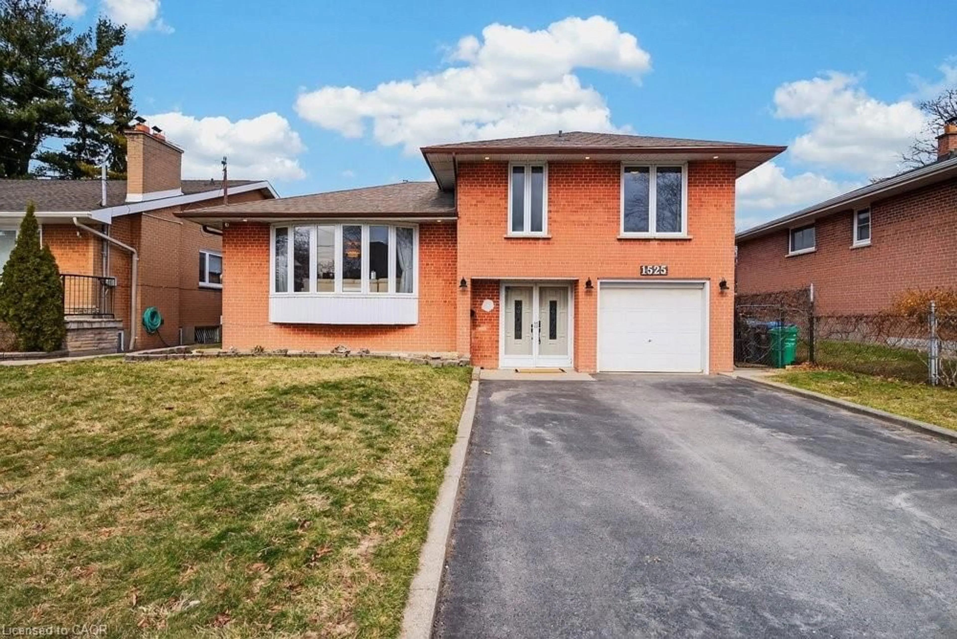 Home with brick exterior material, street for 1525 Holburne Rd, Mississauga Ontario L5E 2L7