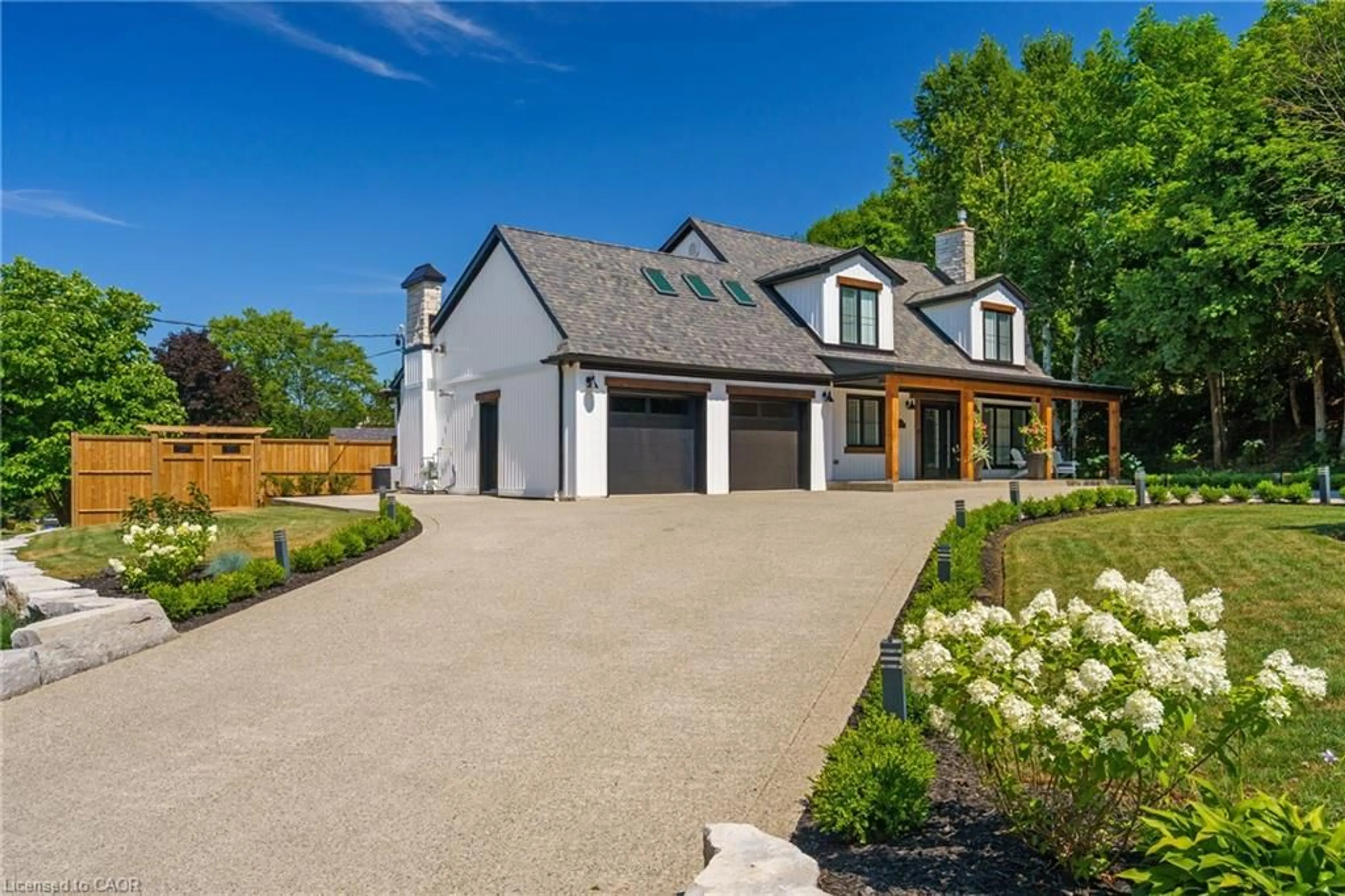 A pic from outside/outdoor area/front of a property/back of a property/a pic from drone, street for 204 Falling Brook Dr, Ancaster Ontario L9G 1E6