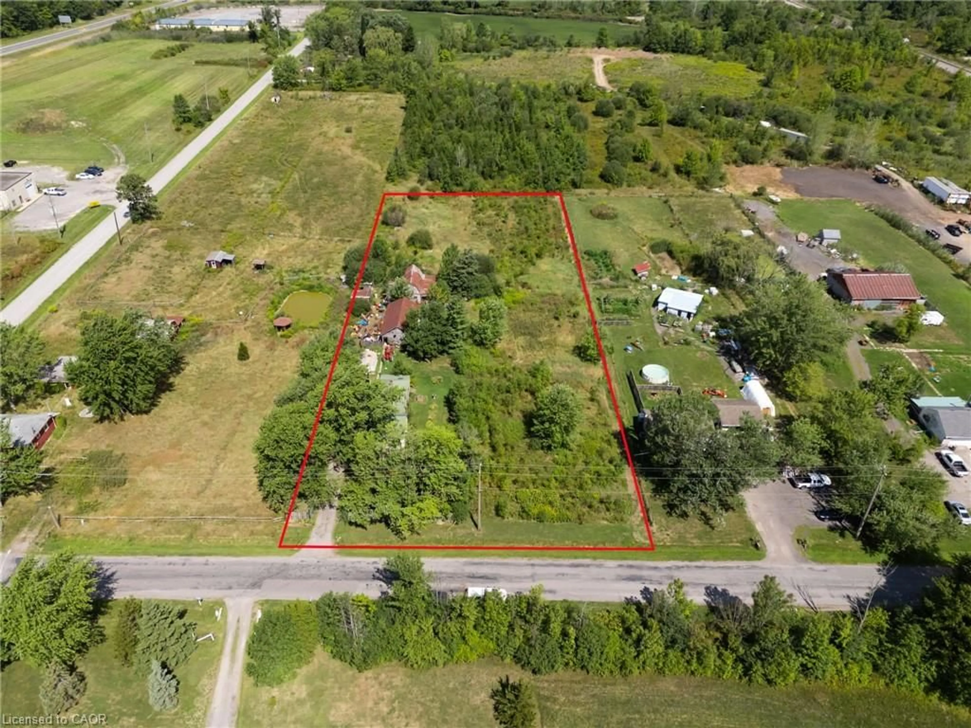 A pic from outside/outdoor area/front of a property/back of a property/a pic from drone, unknown for 320 Netherby Rd, Welland Ontario L3B 5N7