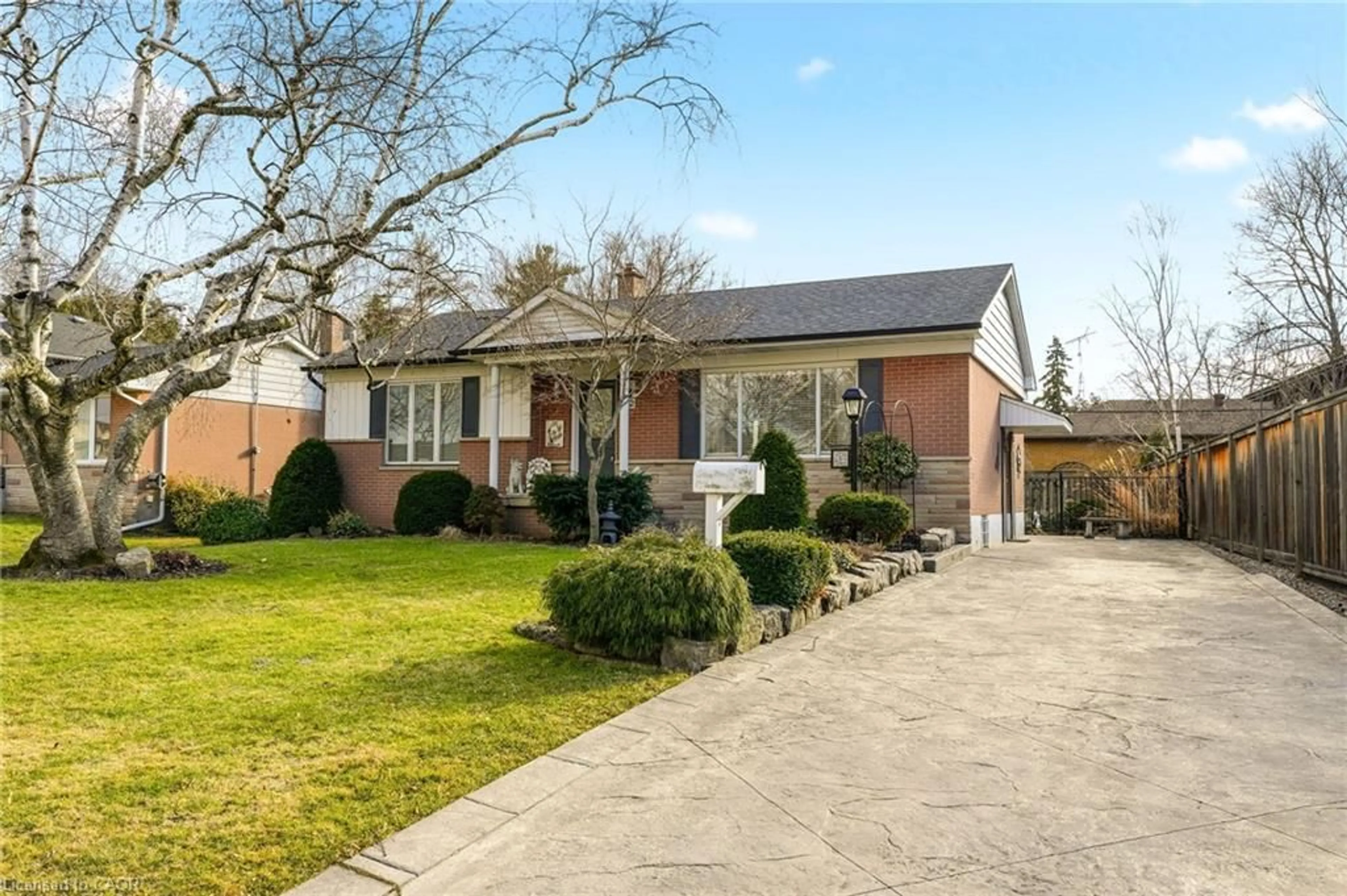 Home with brick exterior material, street for 252 Hammersmith Crt, Burlington Ontario L7L 4N7