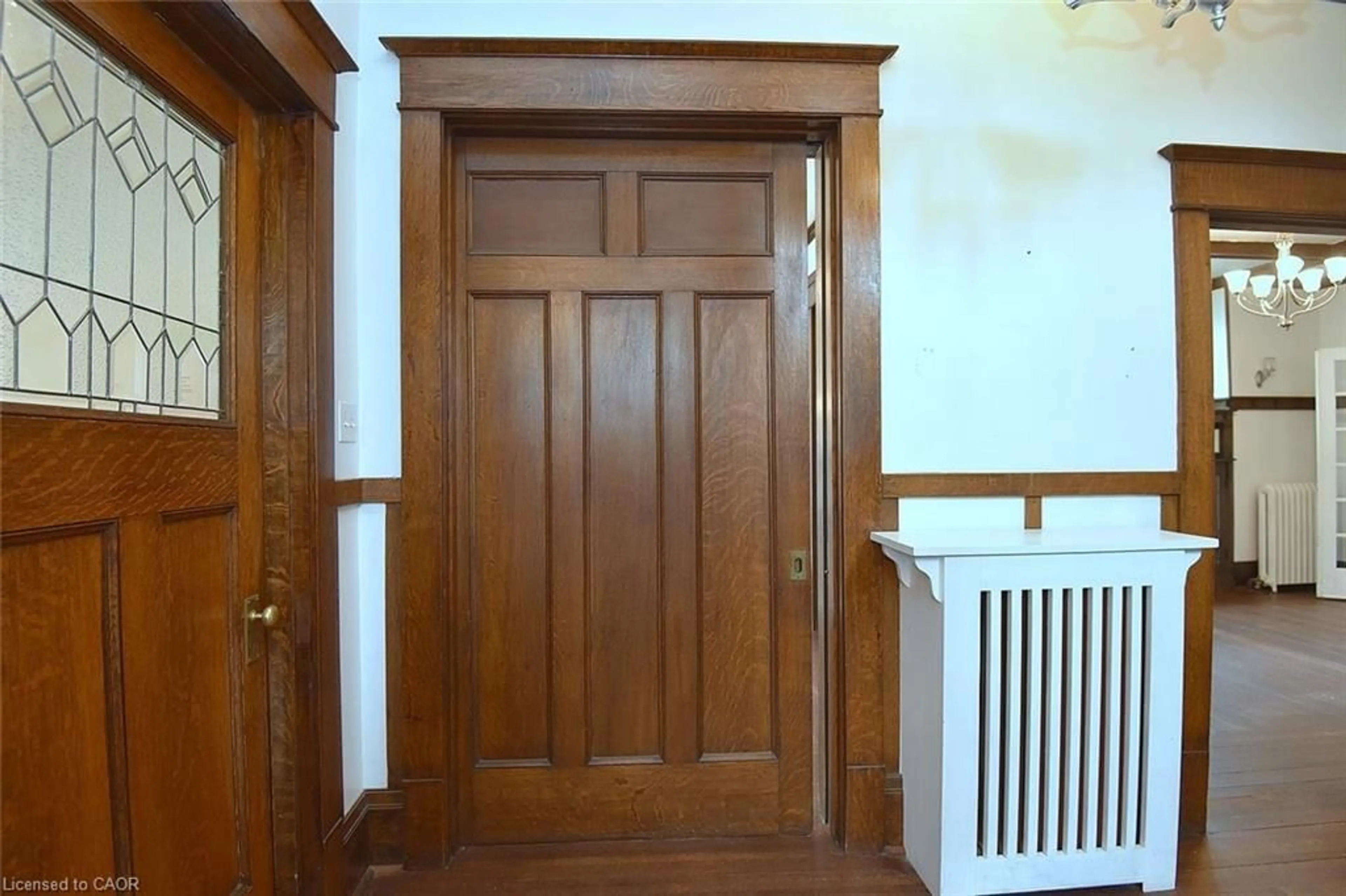 Indoor foyer for 103 Sherman Ave, Hamilton Ontario L8M 2P8