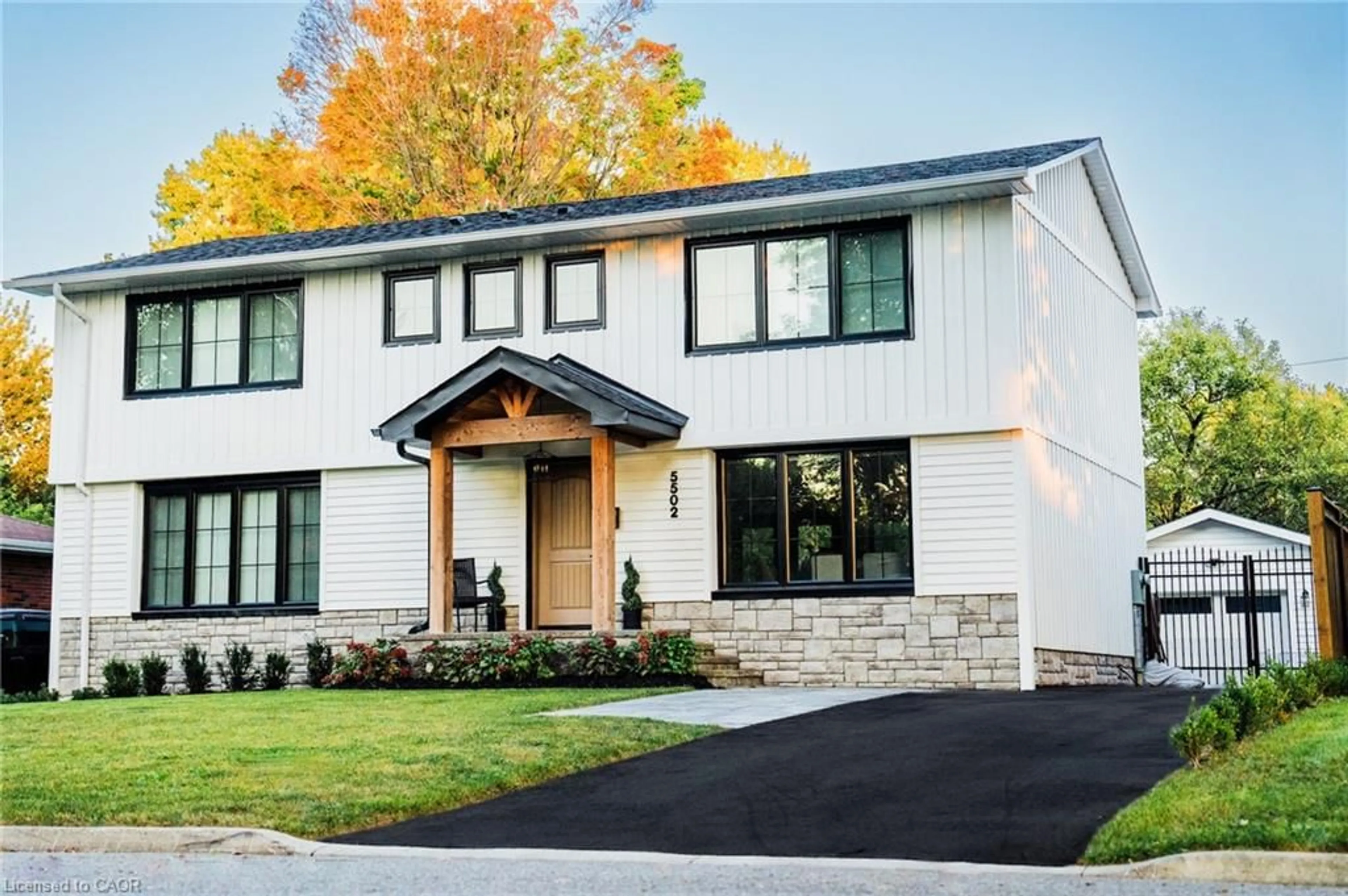 Home with brick exterior material, street for 5502 Eaton Ave, Burlington Ontario L7L 3S8