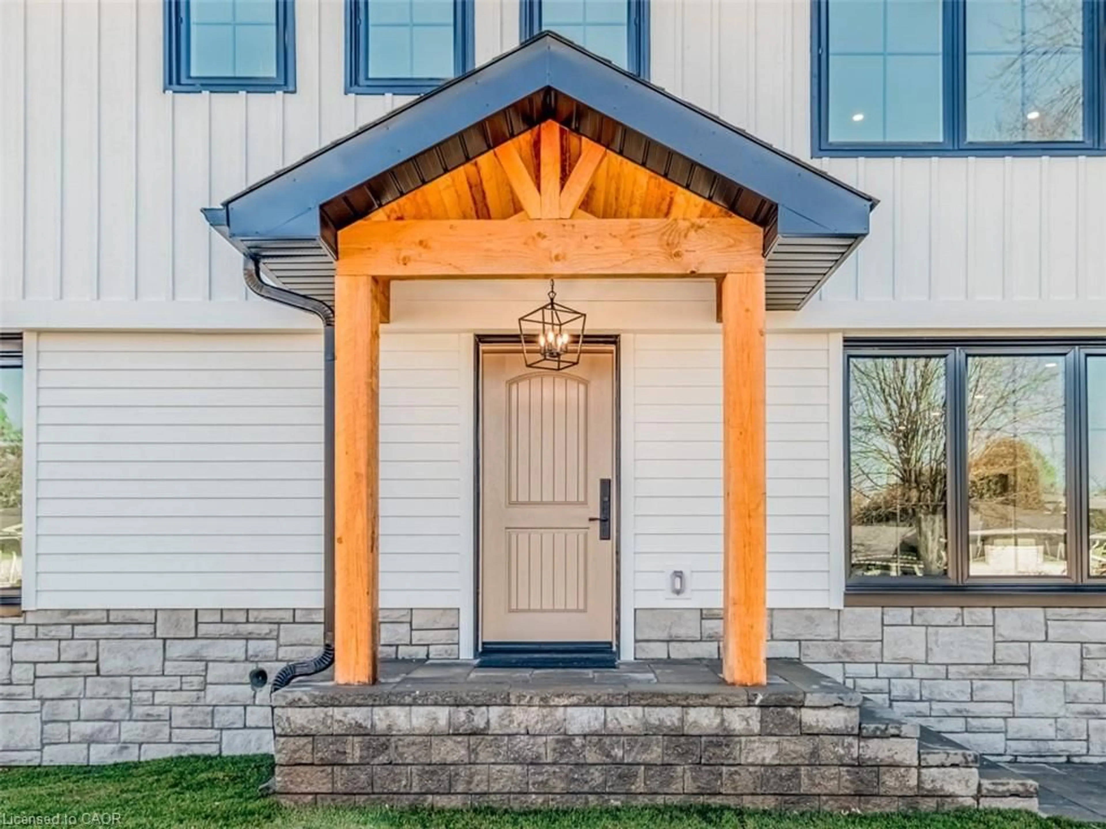 Indoor entryway for 5502 Eaton Ave, Burlington Ontario L7L 3S8