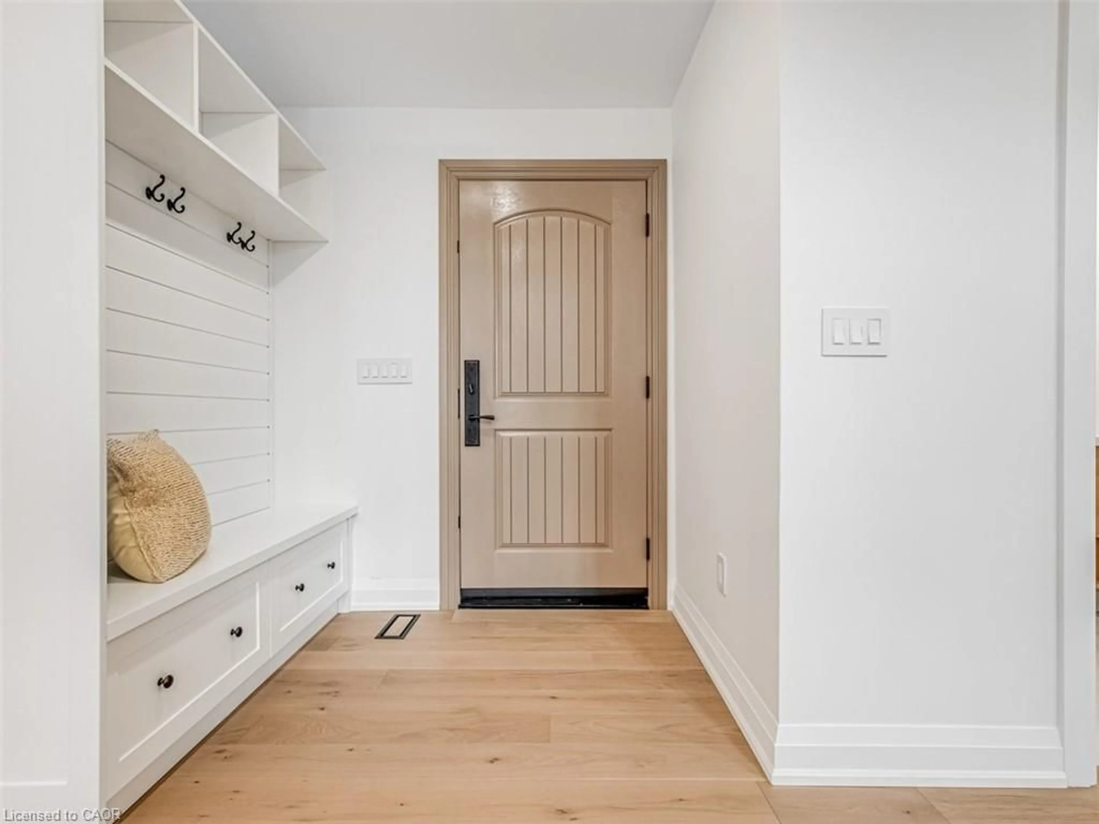 Indoor entryway for 5502 Eaton Ave, Burlington Ontario L7L 3S8