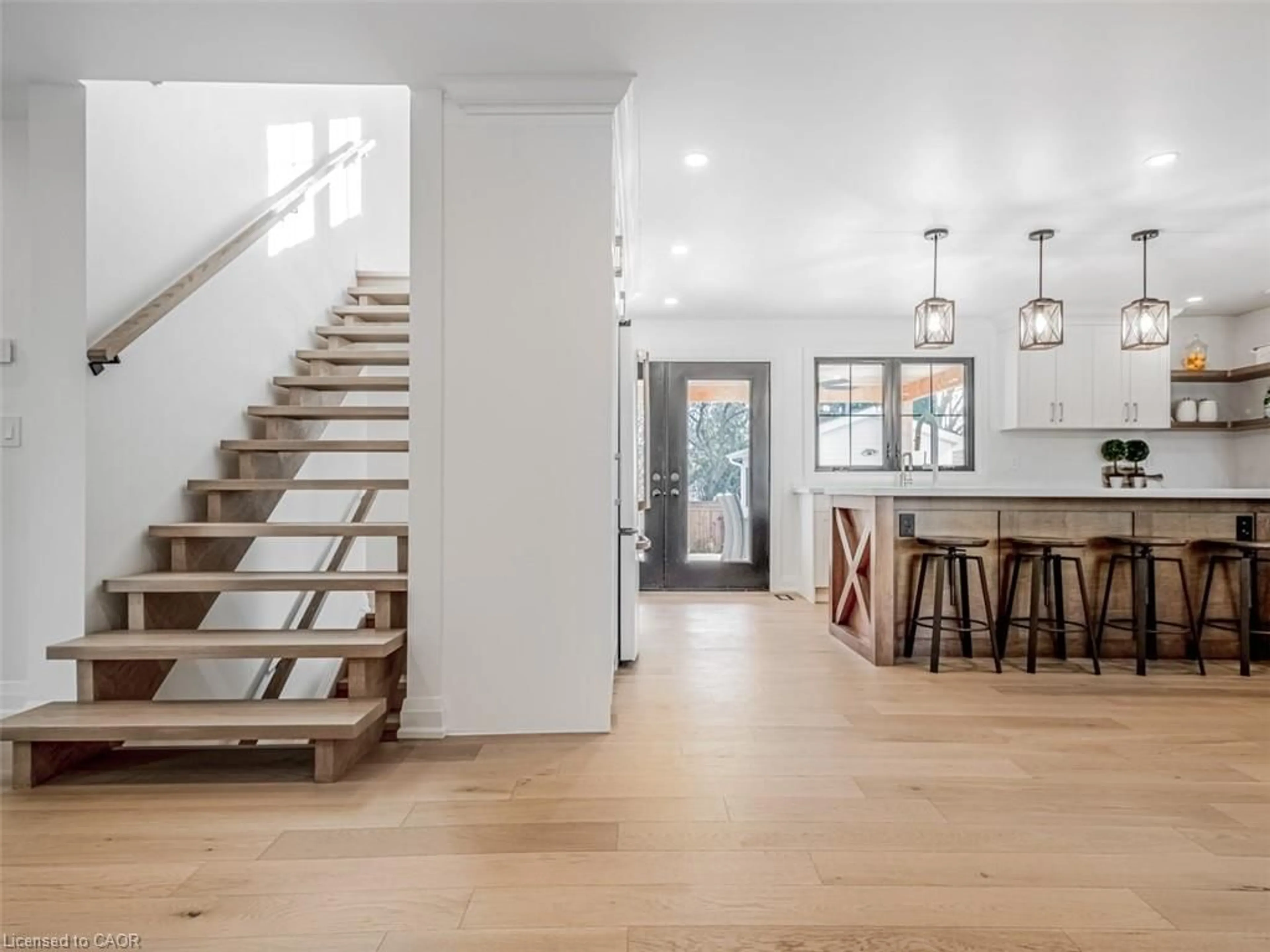 Indoor entryway for 5502 Eaton Ave, Burlington Ontario L7L 3S8