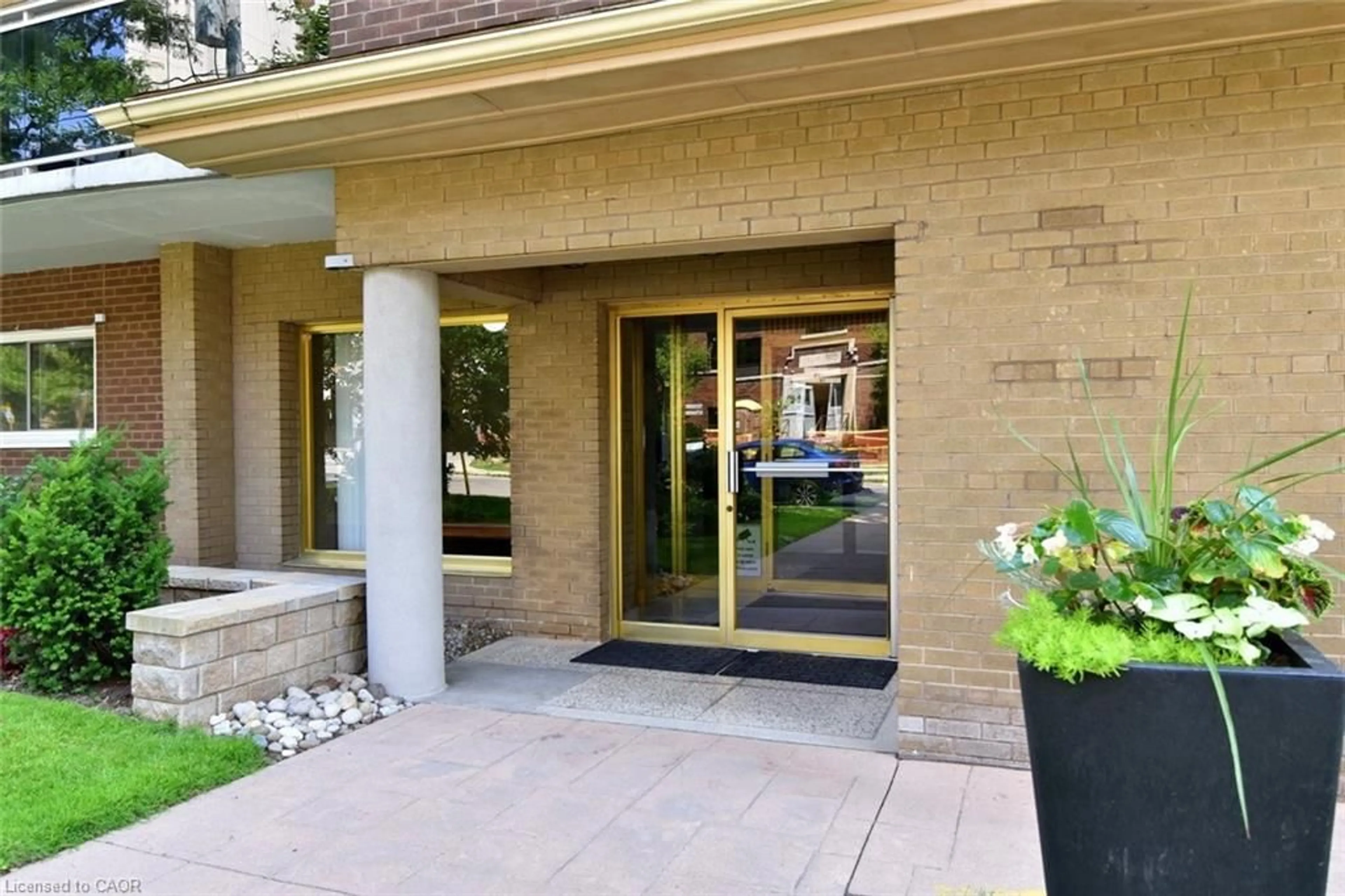 Indoor foyer for 75 Duke St #410, Hamilton Ontario L8P 1X4