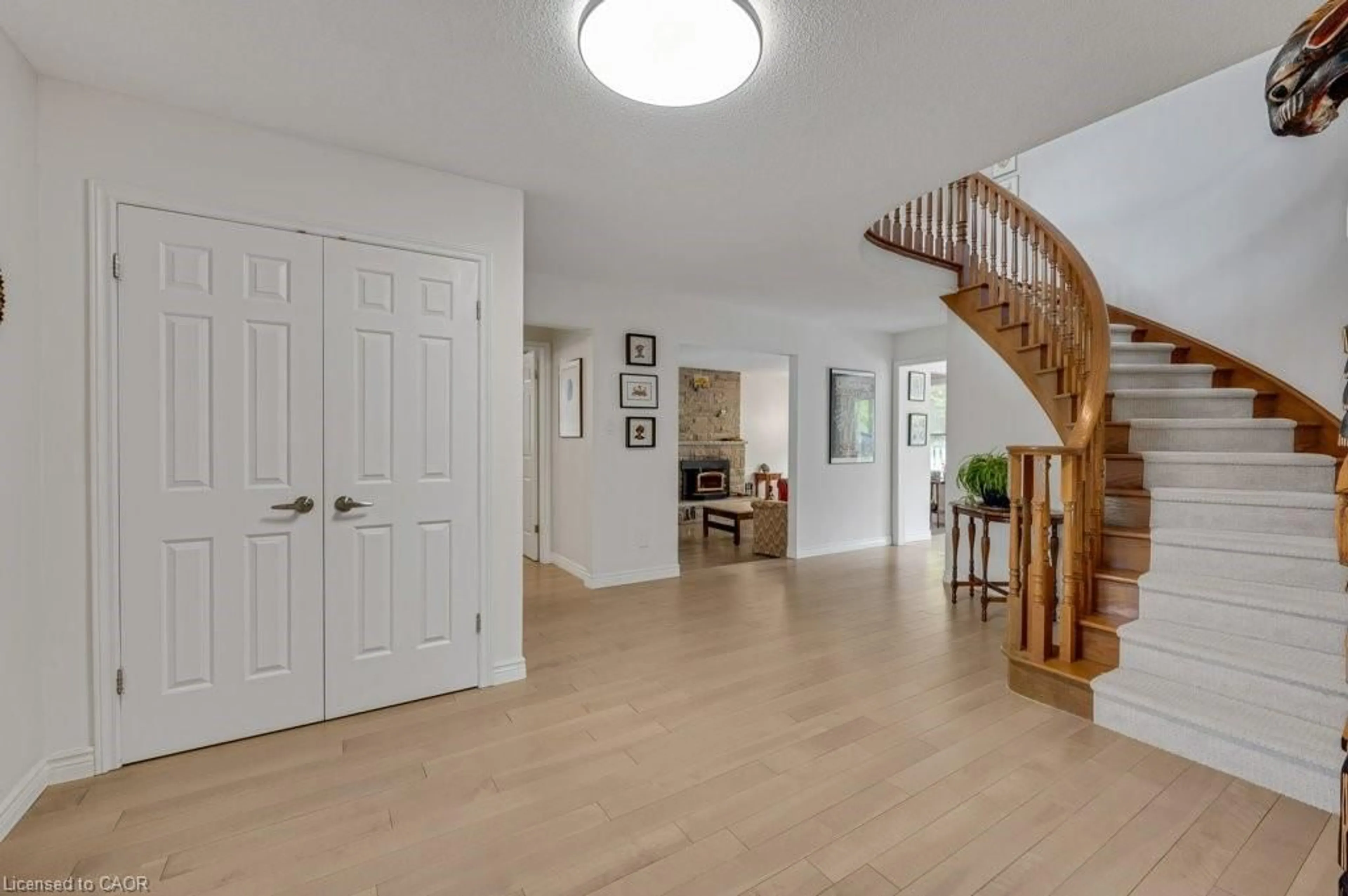 Indoor foyer for 110 Abbey Close, Ancaster Ontario L9G 4K7