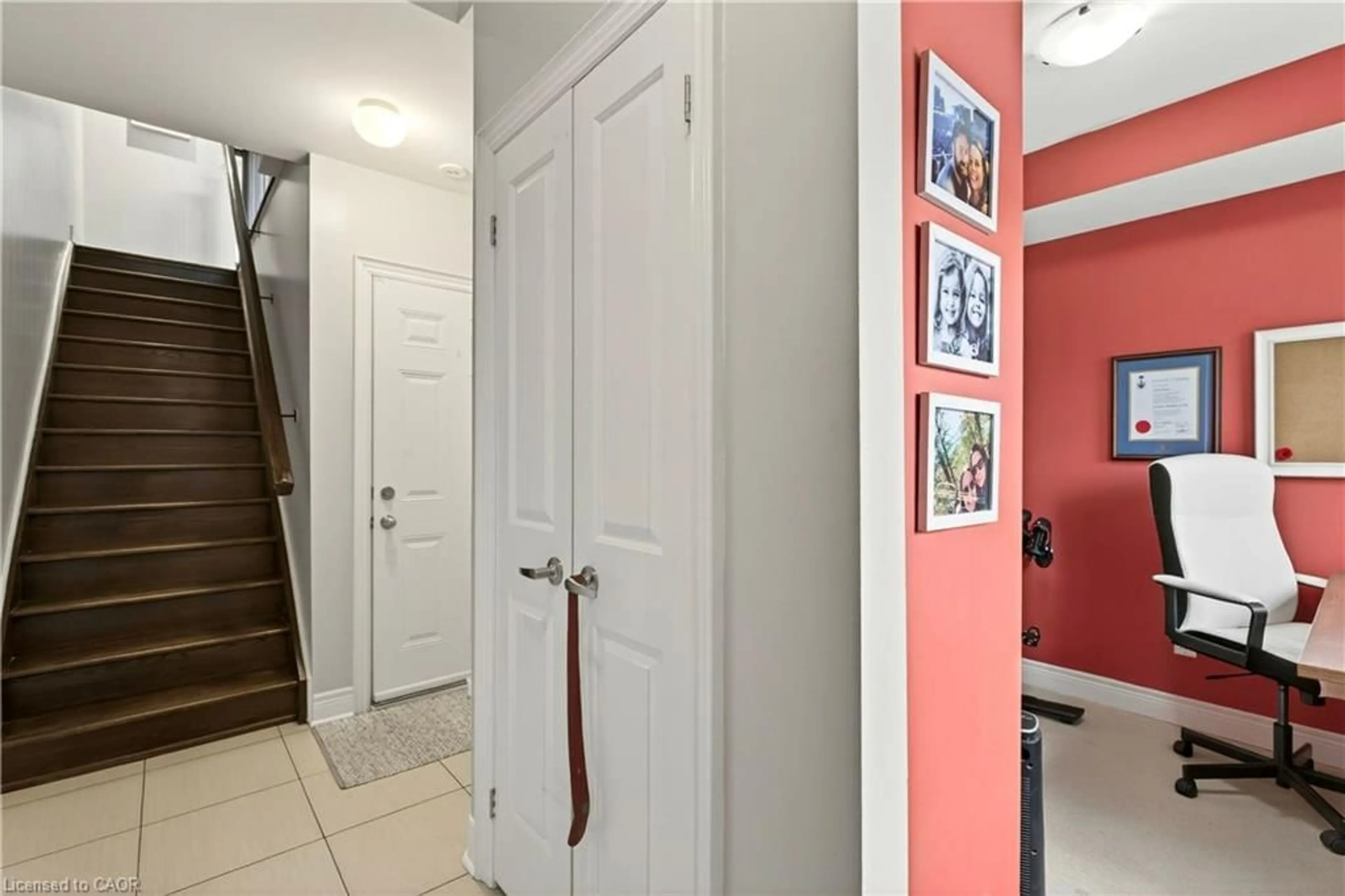 Indoor entryway for 1862 Burnhamthorpe Rd, Mississauga Ontario L4X 2S5