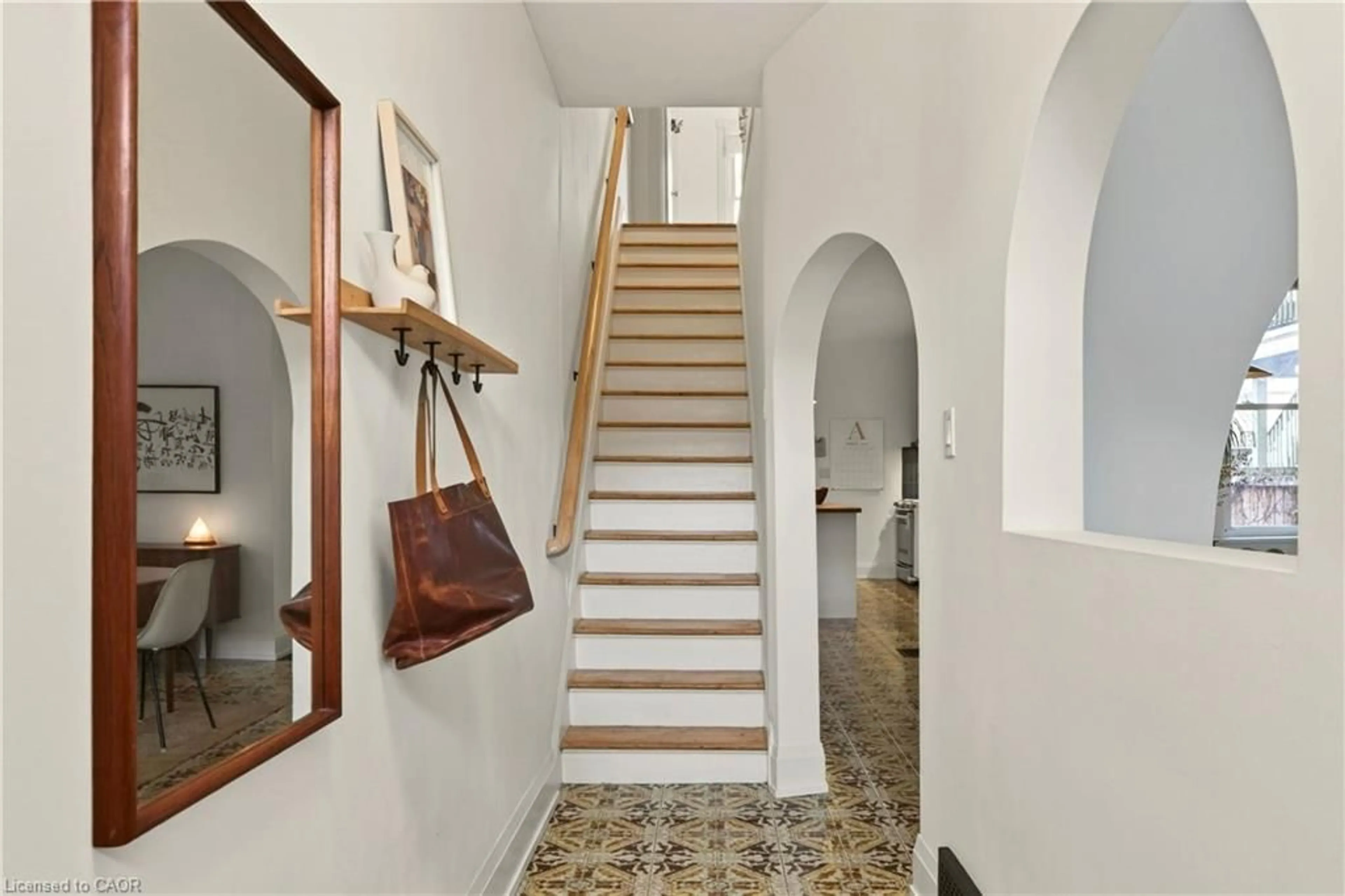 Indoor foyer for 18 St Matthews Ave, Hamilton Ontario L8L 5P3