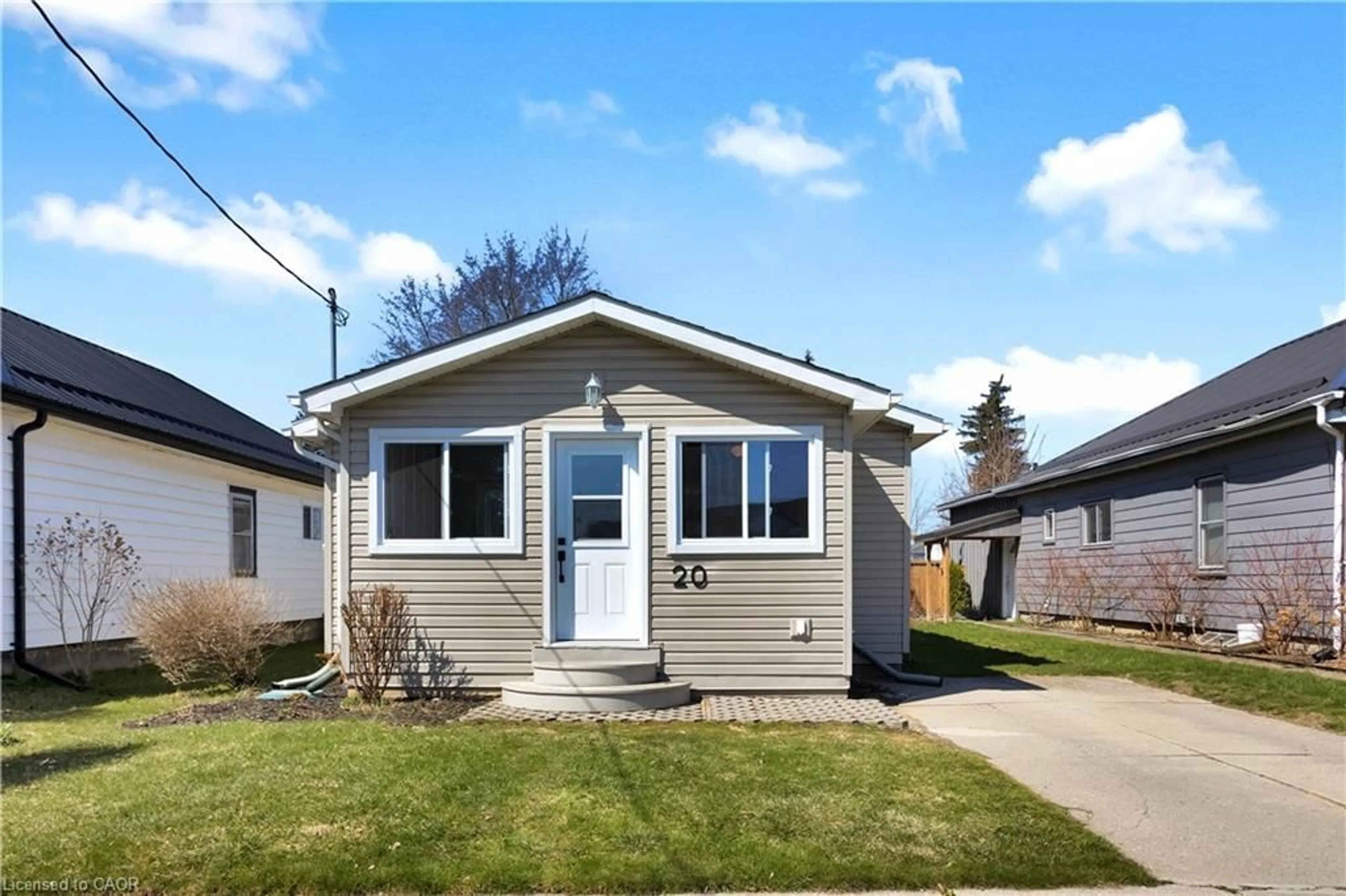 Home with vinyl exterior material, street for 20 East St, Simcoe Ontario N3Y 3S6