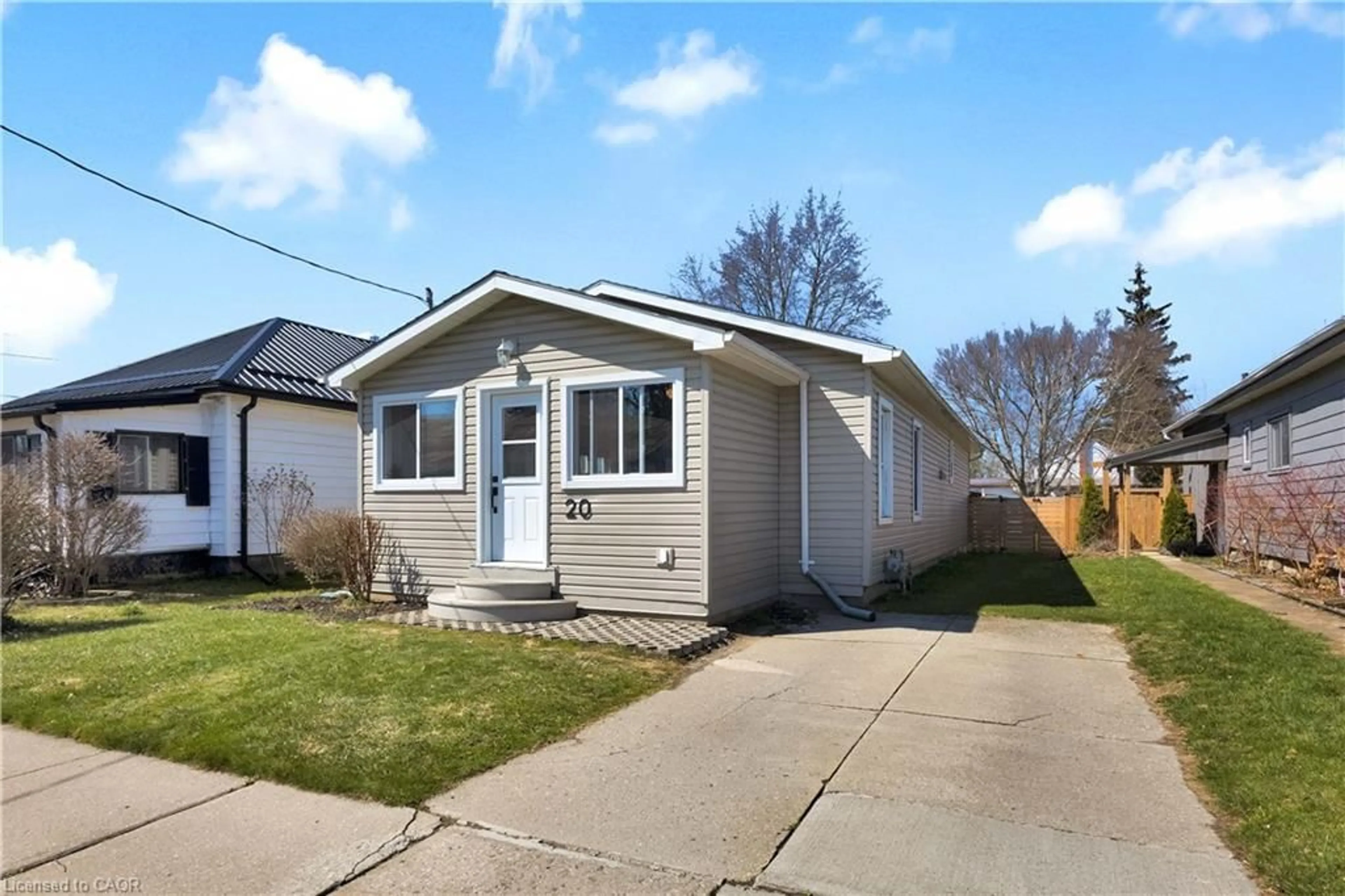 Home with vinyl exterior material, street for 20 East St, Simcoe Ontario N3Y 3S6