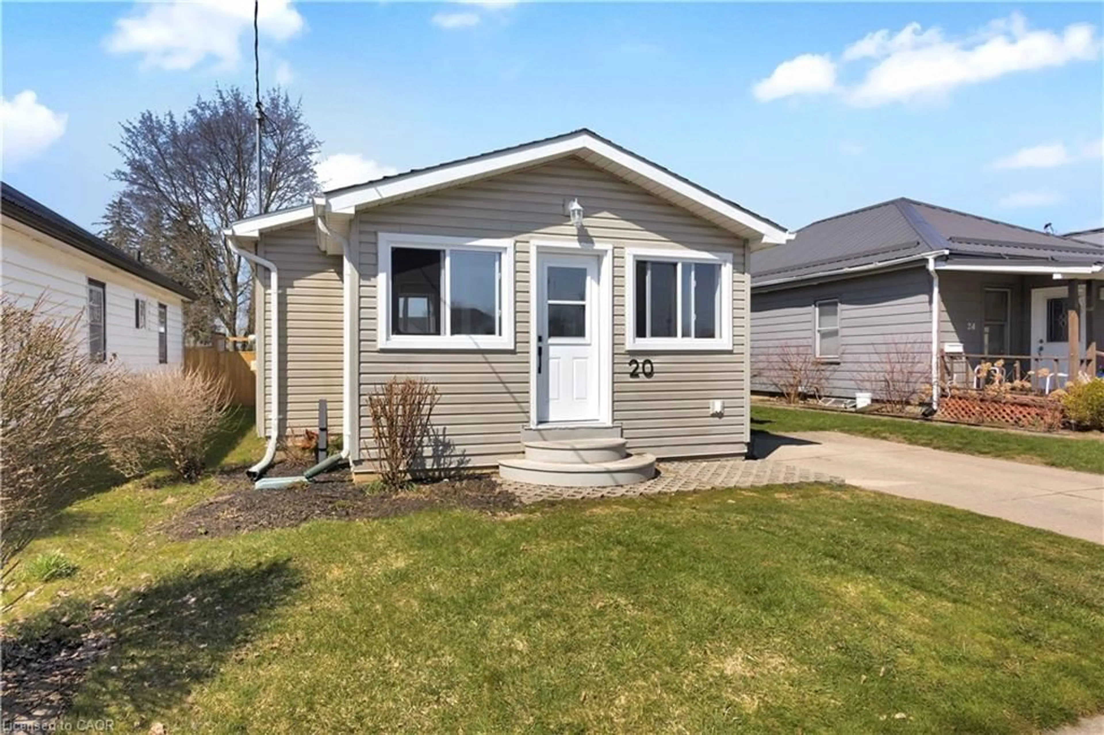 Home with vinyl exterior material, street for 20 East St, Simcoe Ontario N3Y 3S6