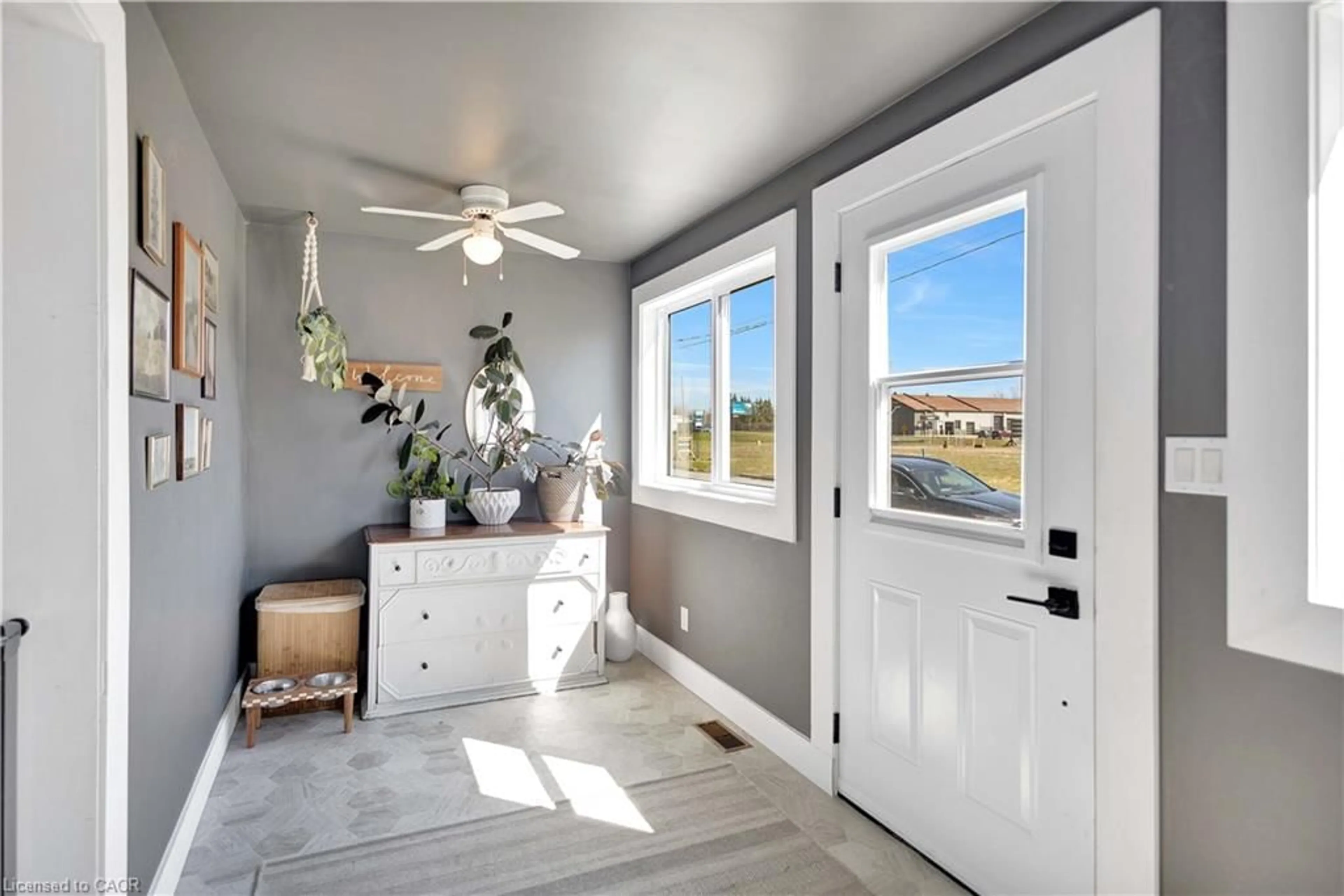 Indoor entryway for 20 East St, Simcoe Ontario N3Y 3S6