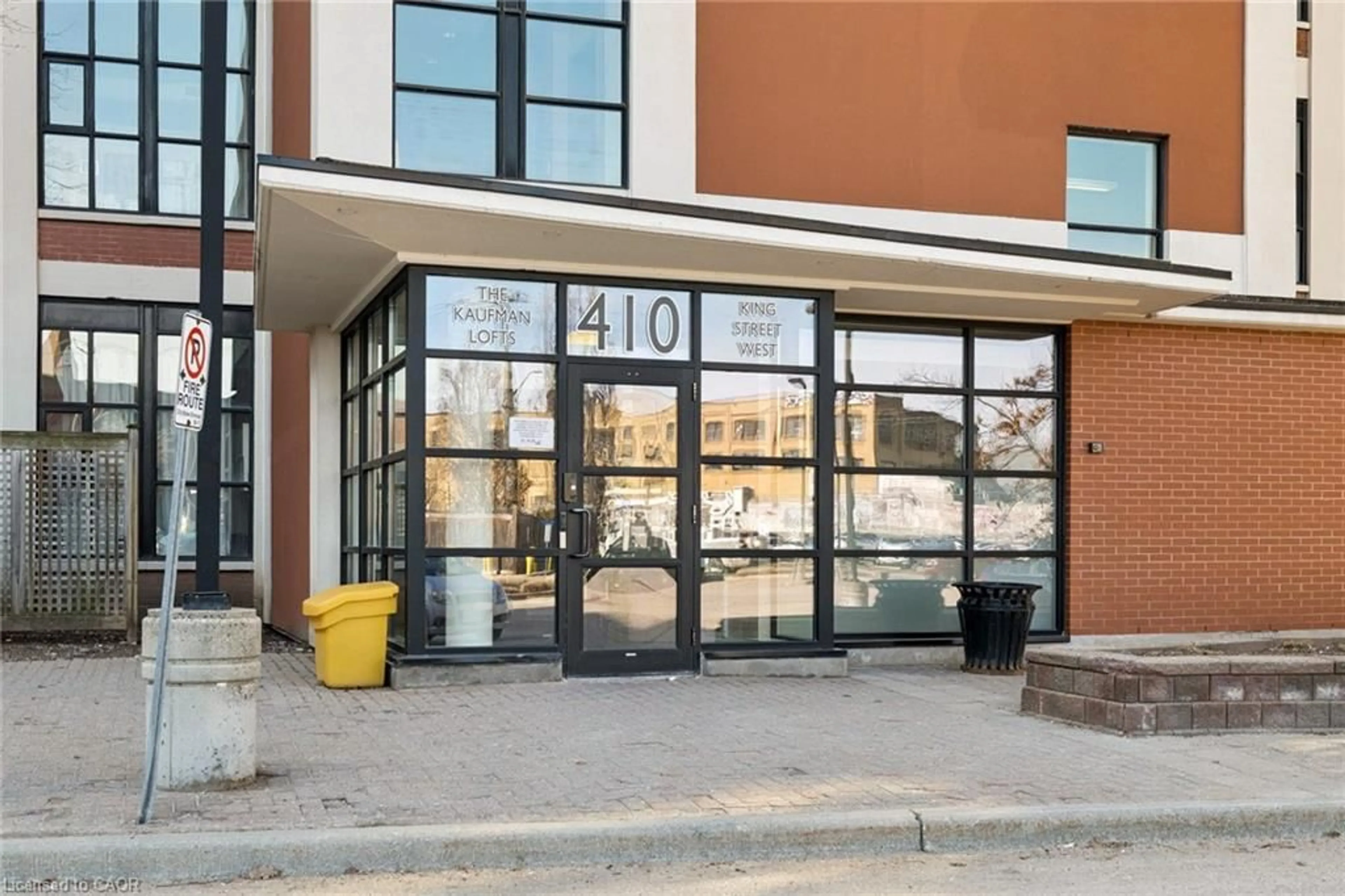Indoor foyer for 410 King St #102, Kitchener Ontario N2G 1C3