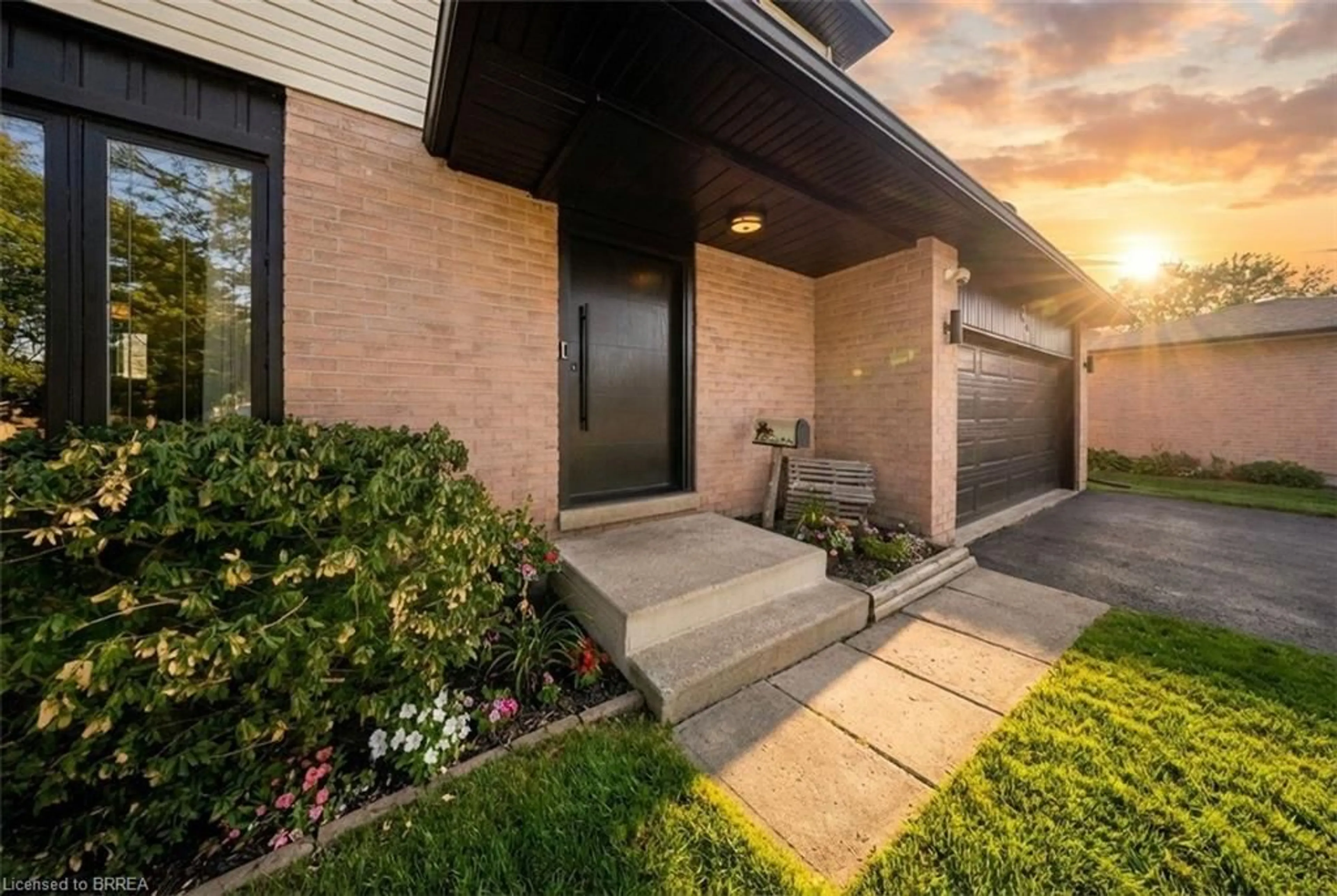 Home with brick exterior material, street for 35 Rose Crt, Paris Ontario N3L 3T9